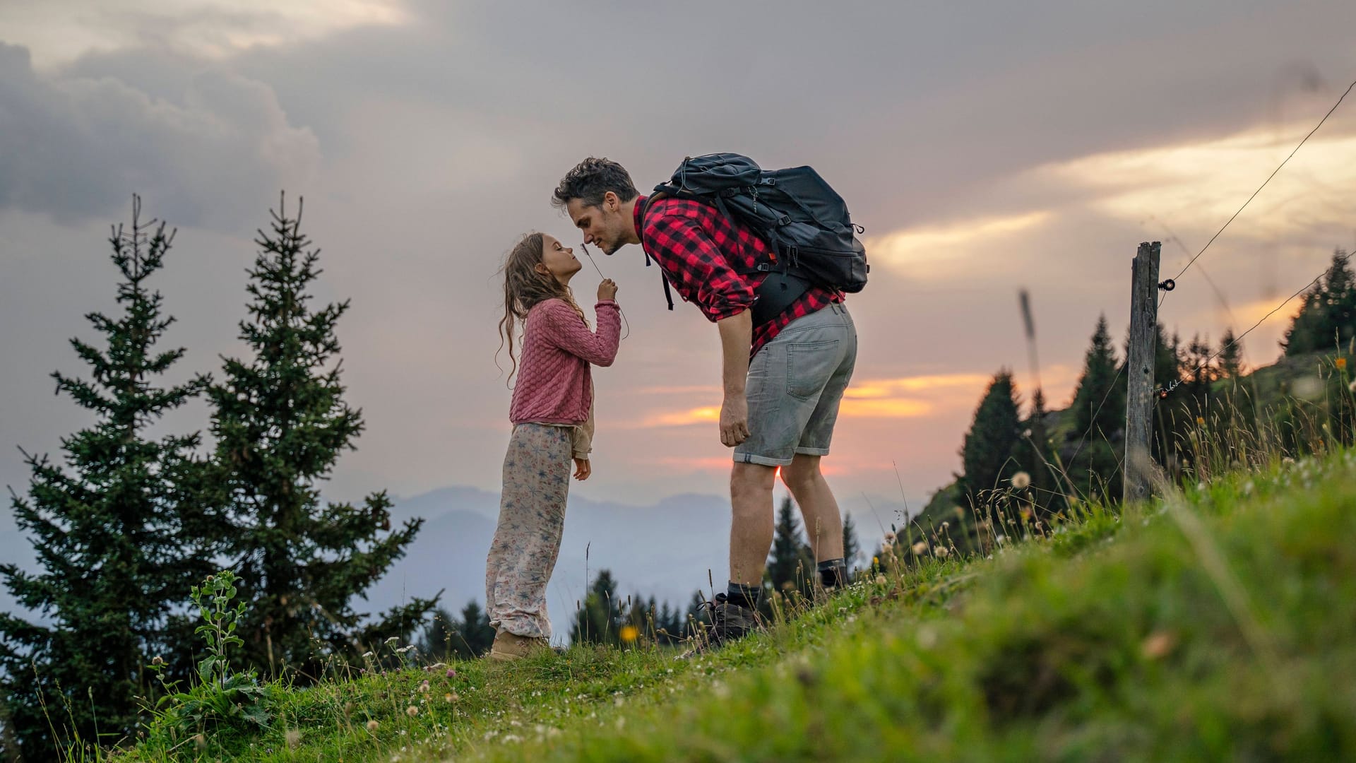 Mit Kindern wandern: Wenn die Kleinen auf der Route kleine Schätze einsammeln dürfen, steigt die Motivation.