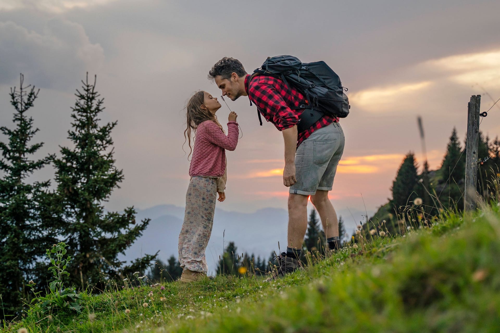 Mit Kindern wandern: Wenn die Kleinen auf der Route kleine Schätze einsammeln dürfen, steigt die Motivation.