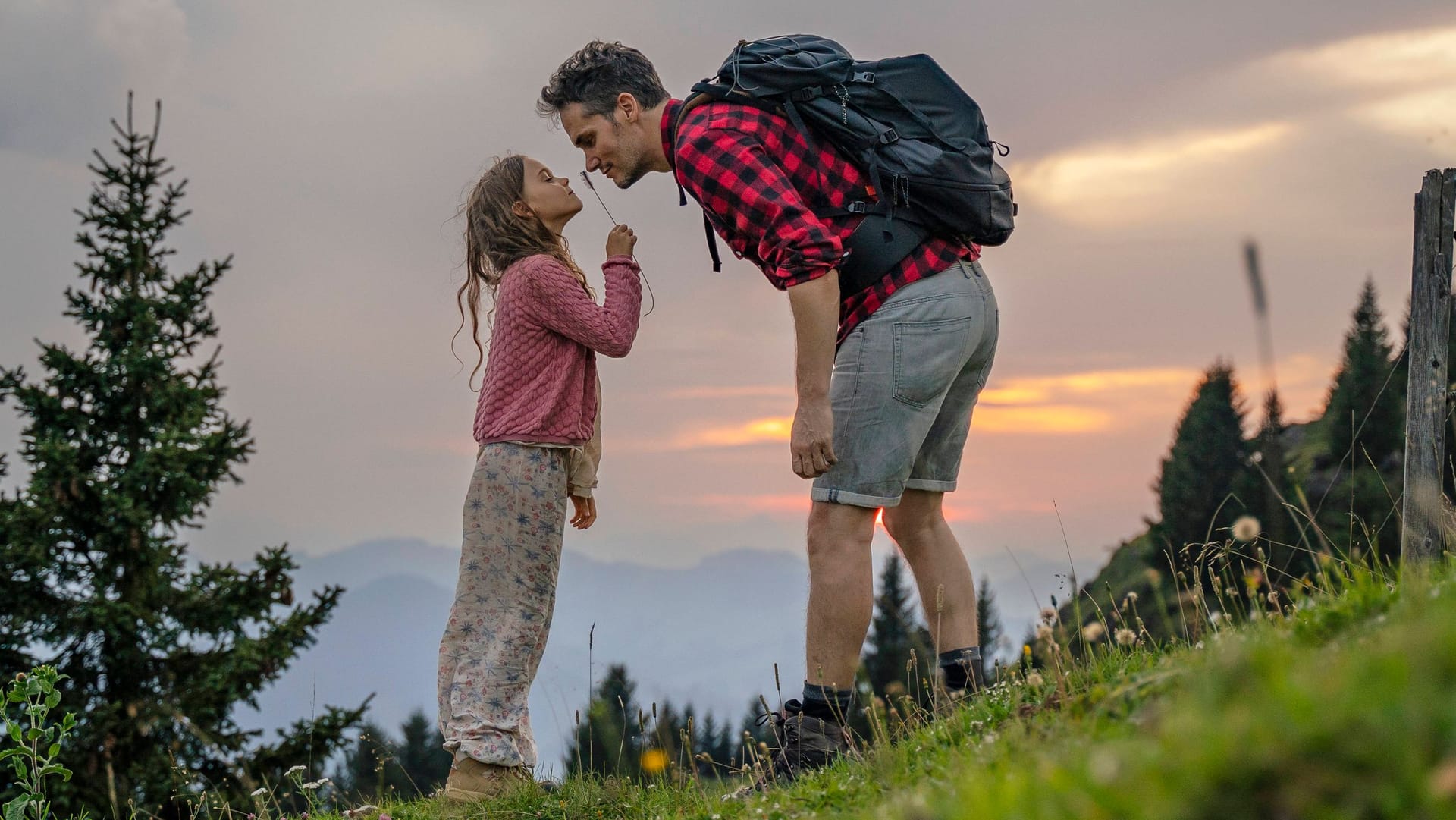 Mit Kindern wandern: Wenn die Kleinen auf der Route kleine Schätze einsammeln dürfen, steigt die Motivation.