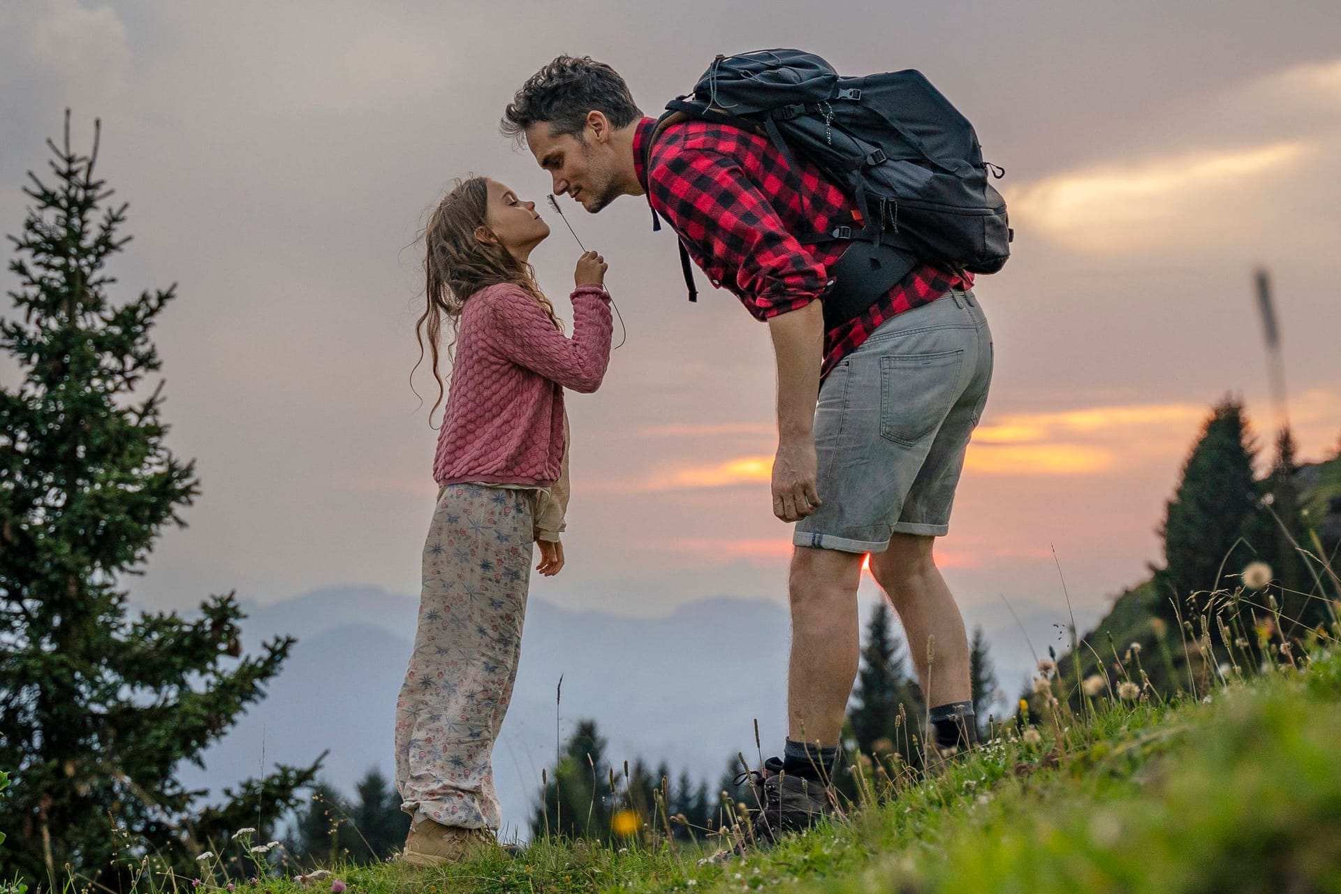 Mit Kindern wandern: Wenn die Kleinen auf der Route kleine Schätze einsammeln dürfen, steigt die Motivation.