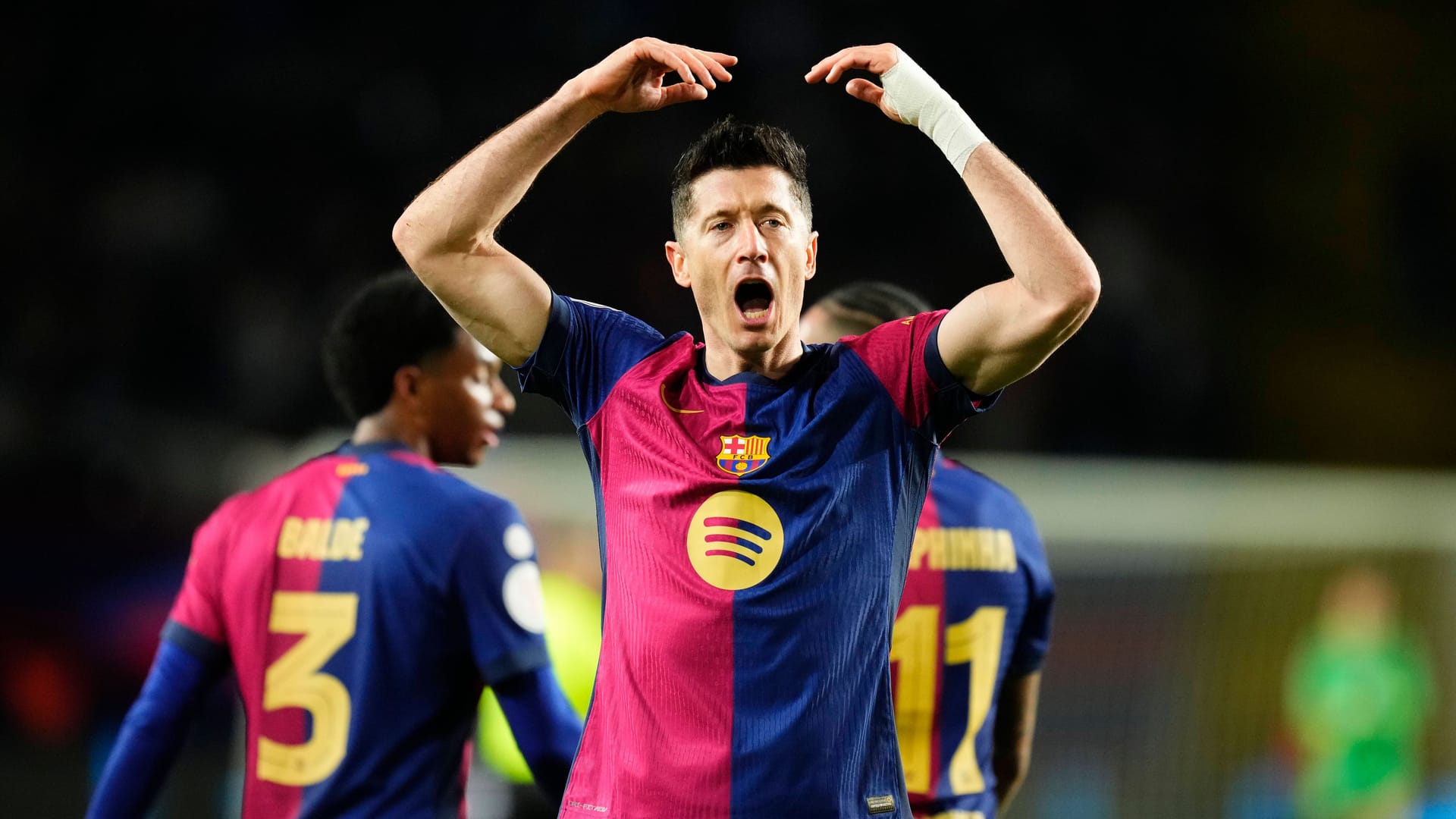 Barcelona-Stürmer Robert Lewandowski feuert die Heimfans an.