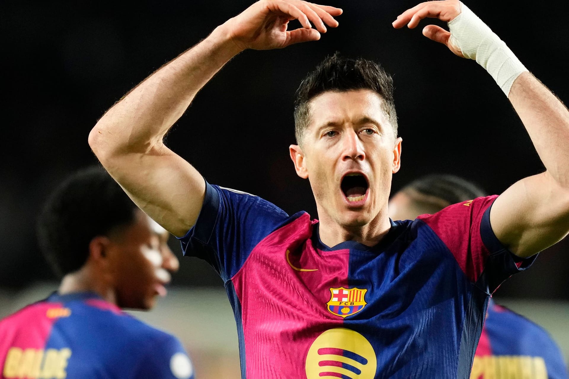 Barcelona-Stürmer Robert Lewandowski feuert die Heimfans an.