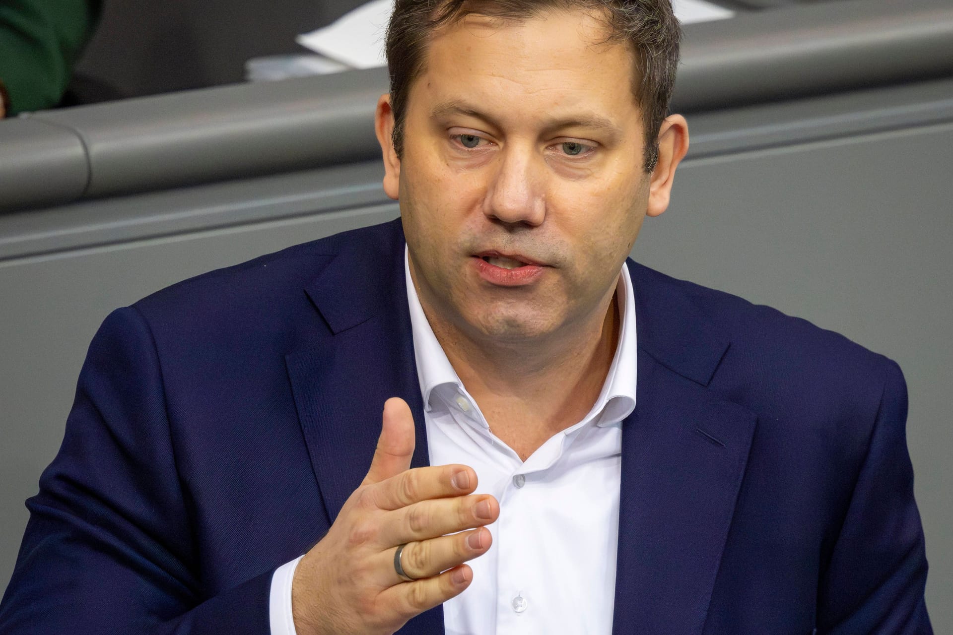 Lars Klingbeil während einer Rede im Bundestag in Berlin.