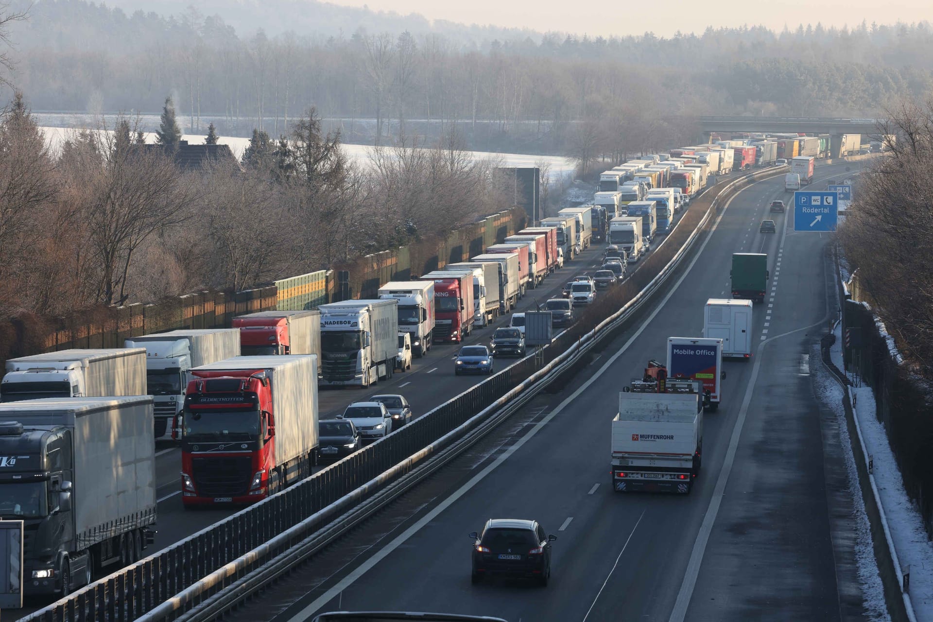 Die A4 am Morgen: Es staut sich in Fahrtrichtung Dresden.