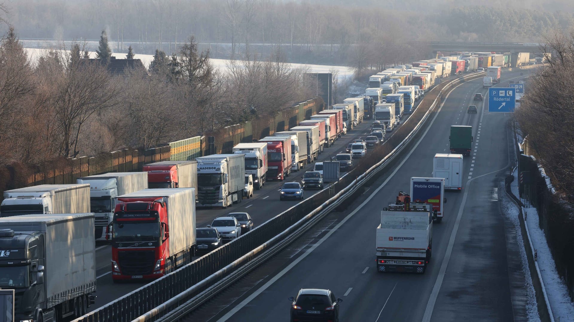 Die A4 am Morgen: Es staut sich in Fahrtrichtung Dresden.