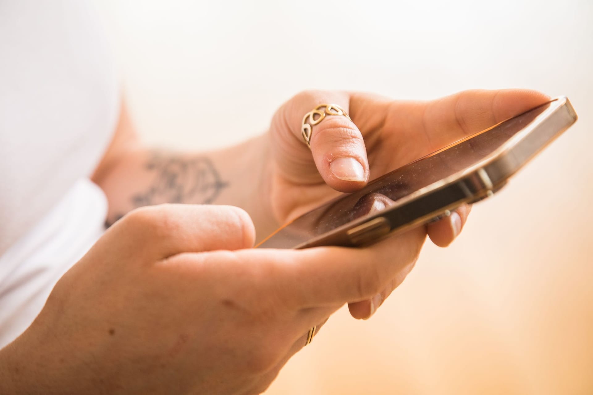 Frau mit Smartphone