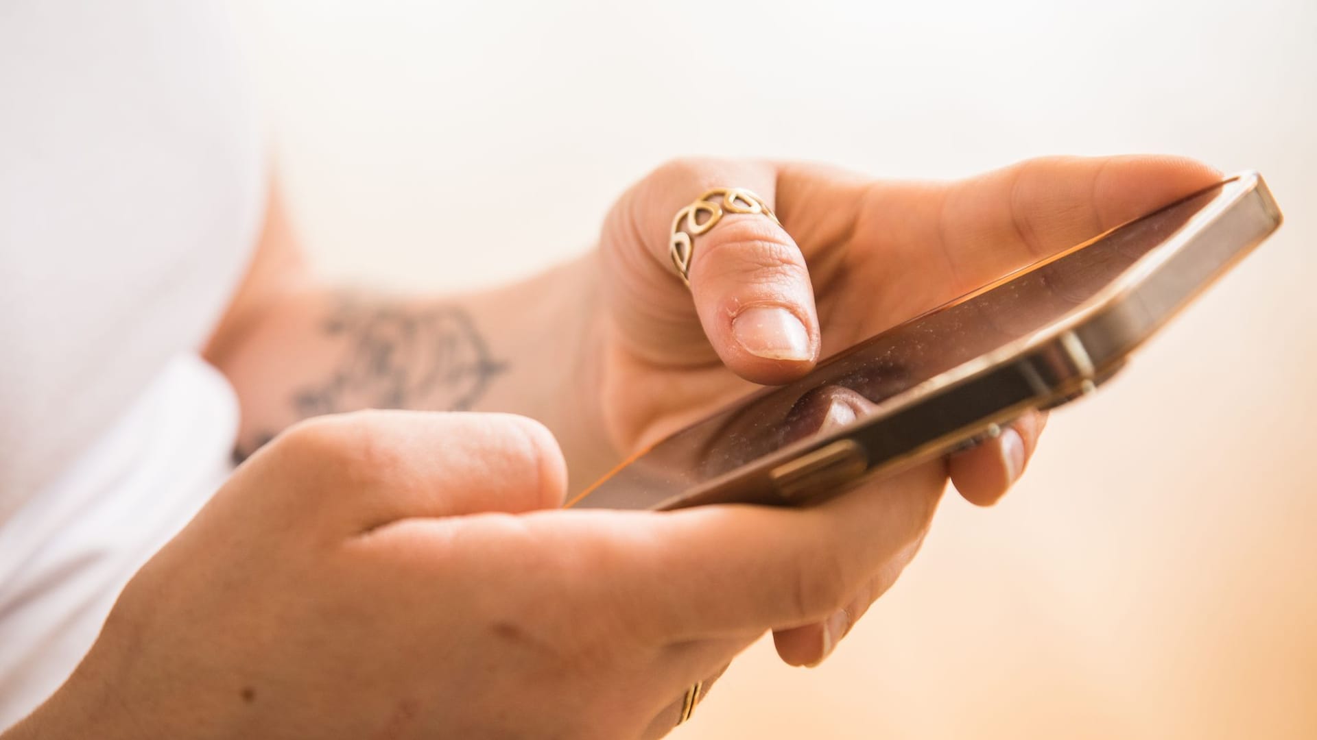 Frau mit Smartphone