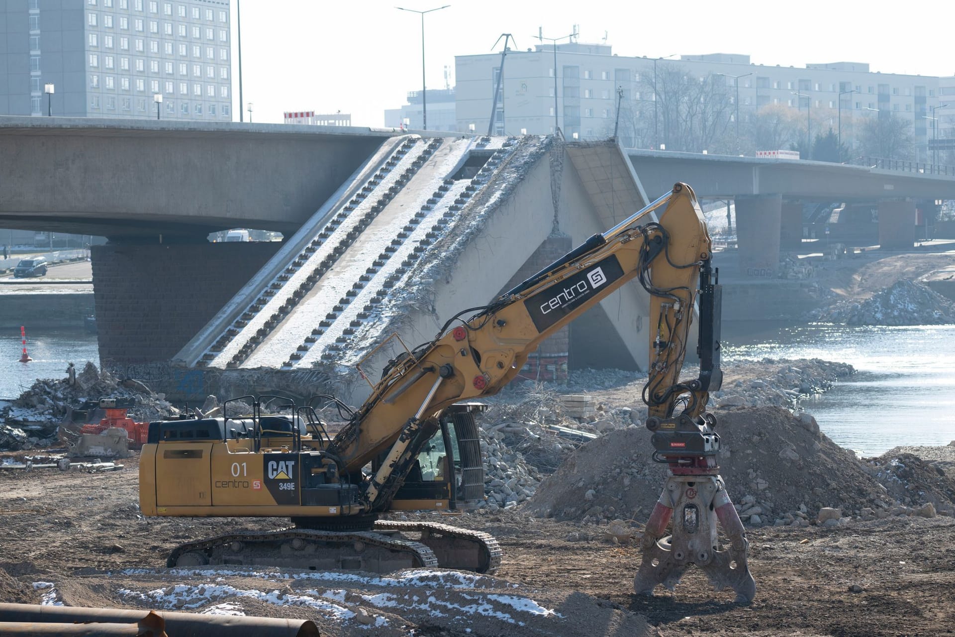 Arbeiten an der Carolabrücke (Archivbild).