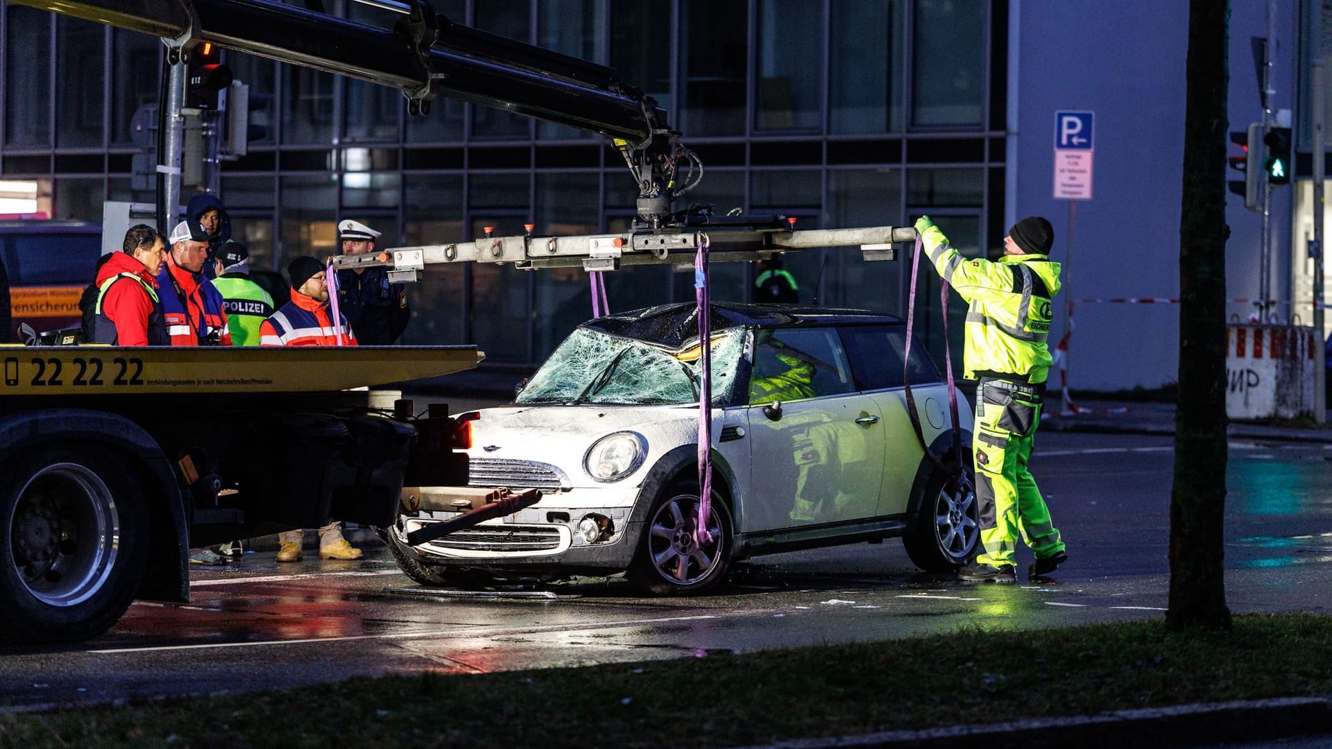 Auto in München in Menschengruppe gefahren