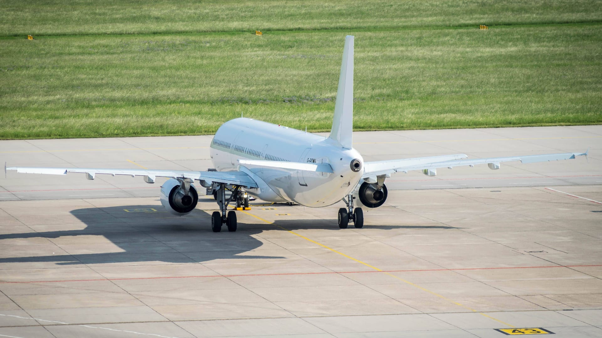 Ein Airbus A321 von Titan Airways: Ein Flugzeug dieser Art hob von Hamburg in Richtung Eriwan ab.