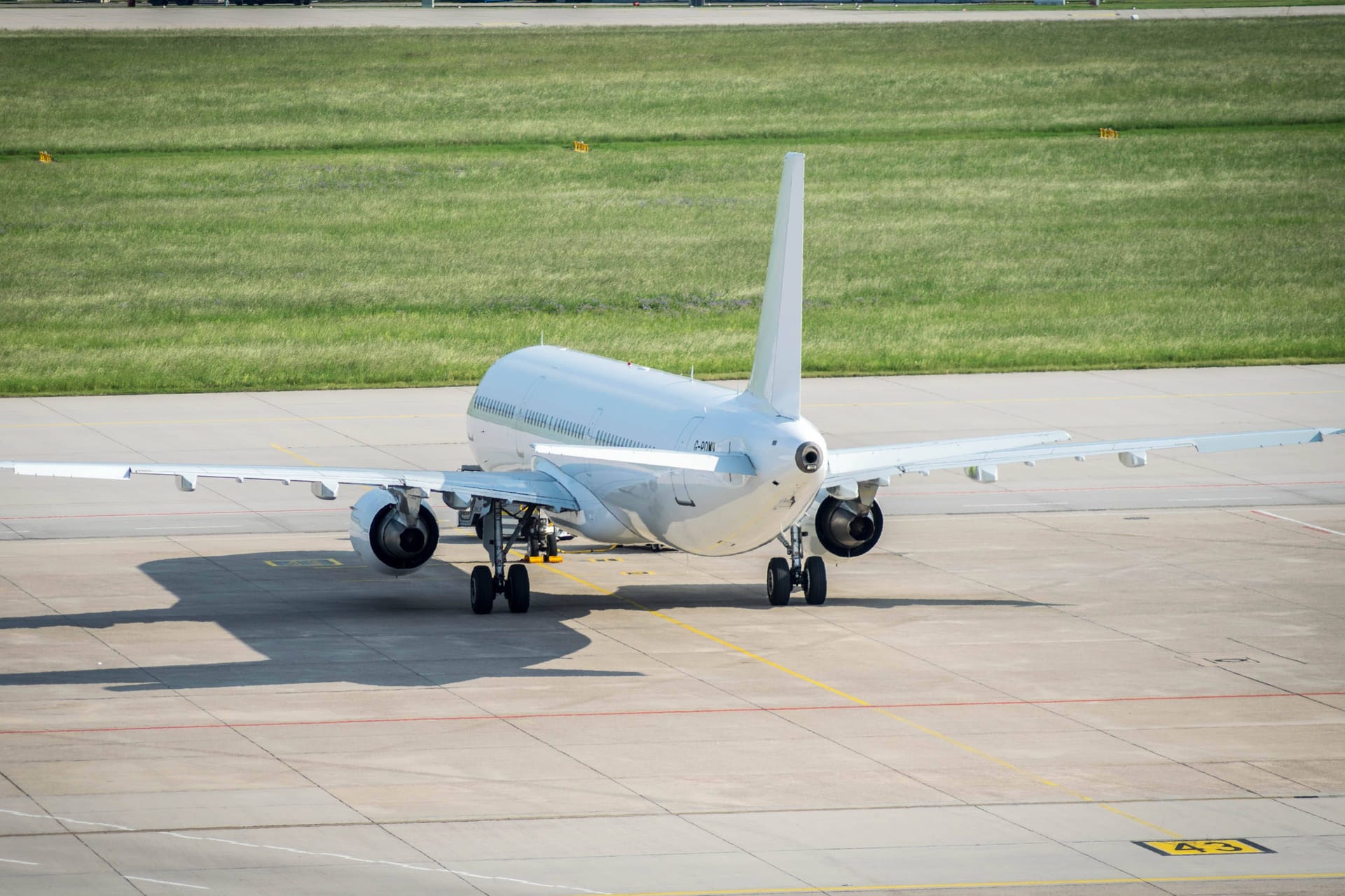 Ein Airbus A321 von Titan Airways: Ein Flugzeug dieser Art hob von Hamburg in Richtung Eriwan ab.