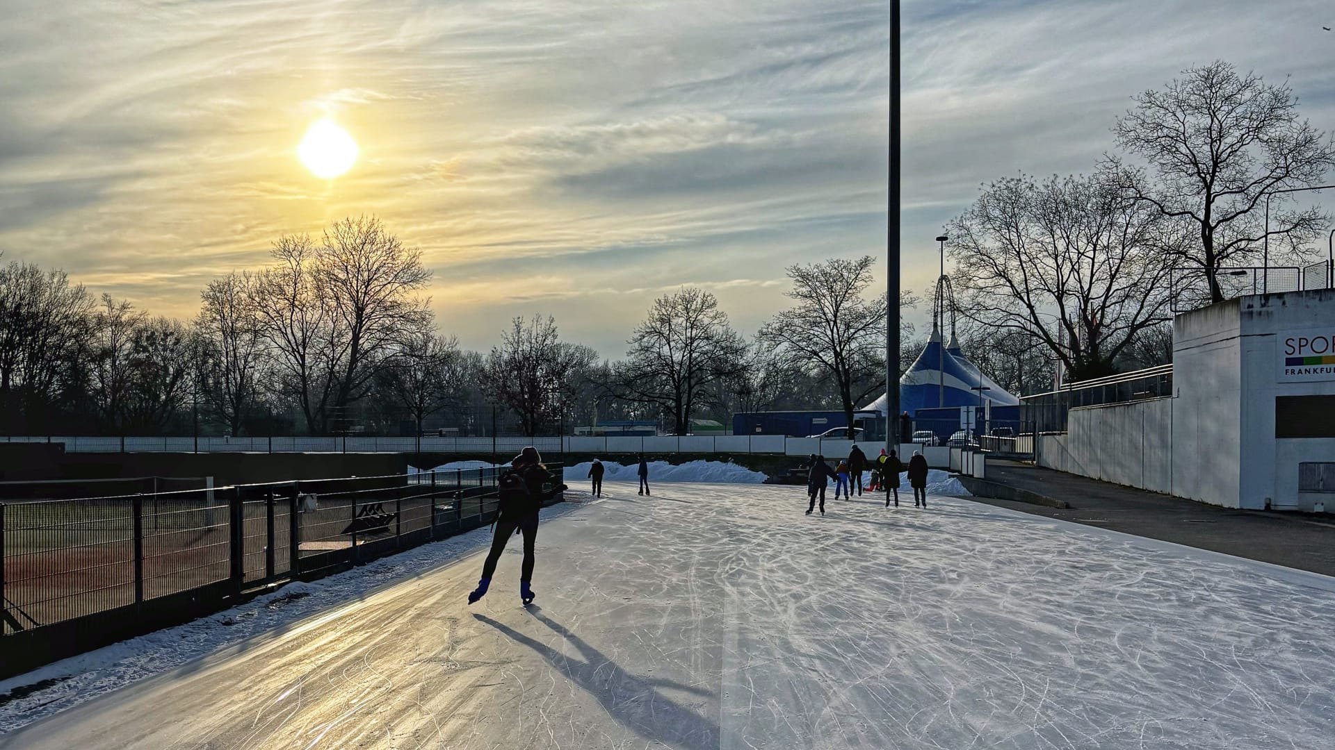 Eine Besonderheit: Auch draußen kann man auf der Eisfläche Runden drehen (Archivbild).