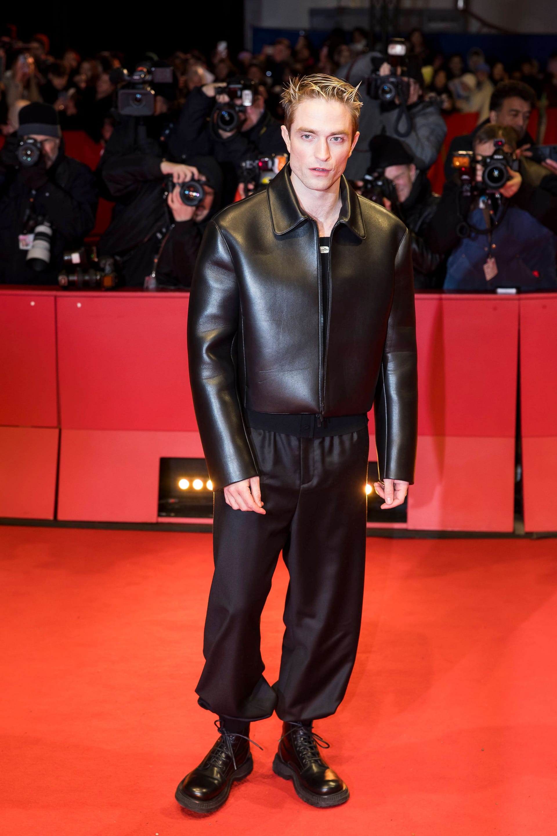 Robert Pattinson: Der Schauspieler trug eine schwarze Lederjacke.