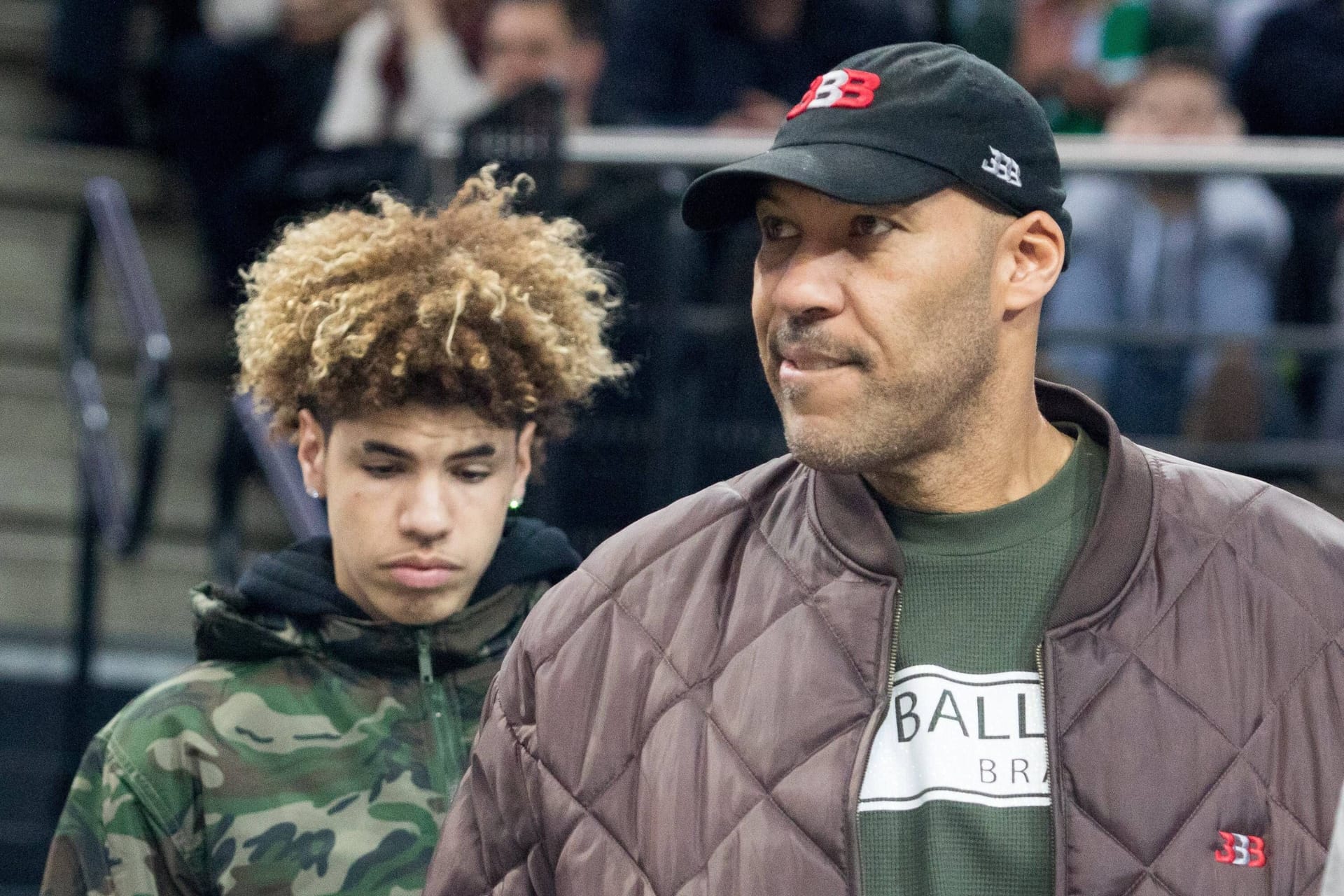 LaVar Ball (r.) mit seinem Sohn LaMelo (l.) im Jahr 2018.