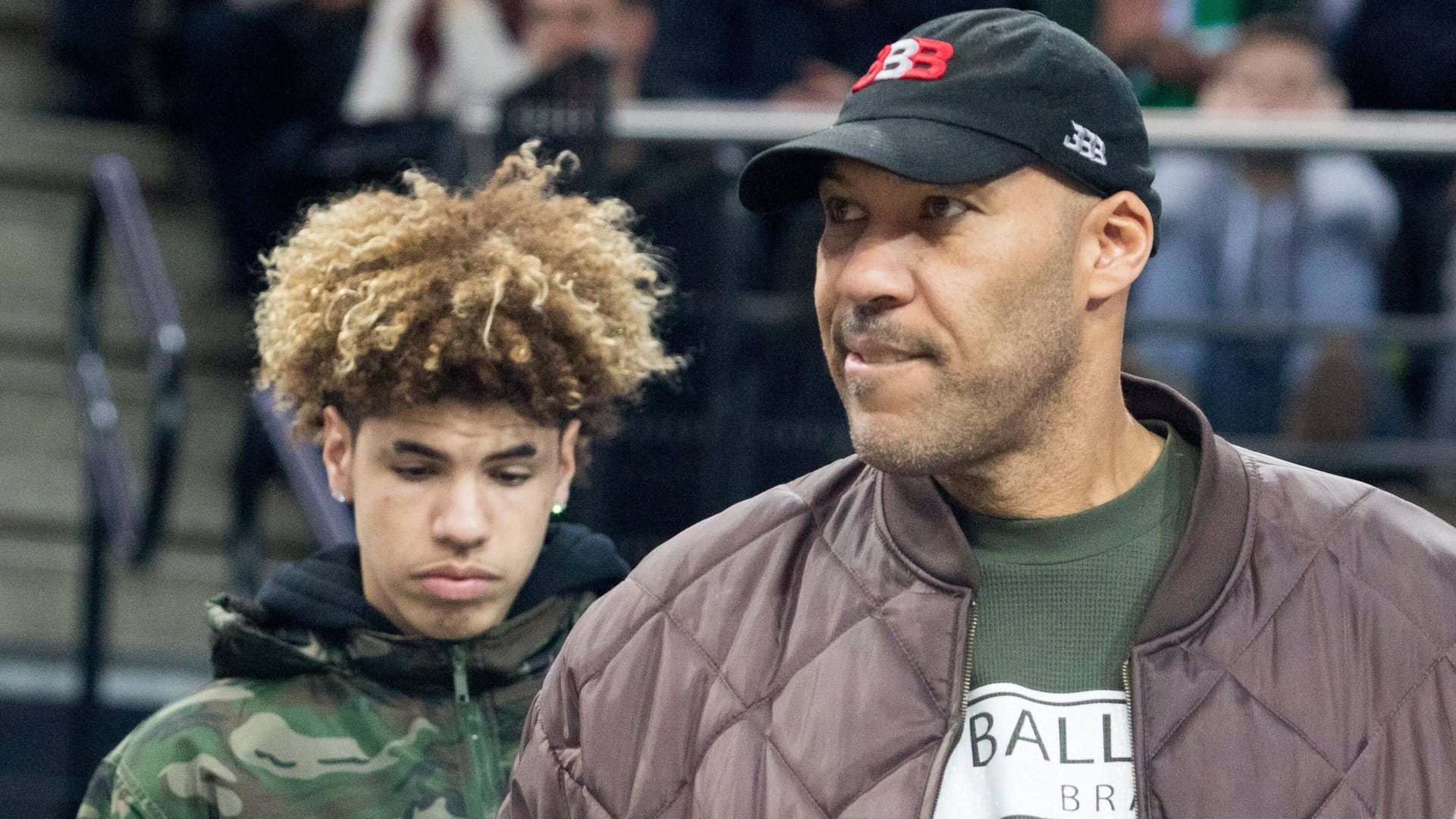 LaVar Ball (r.) mit seinem Sohn LaMelo (l.) im Jahr 2018.