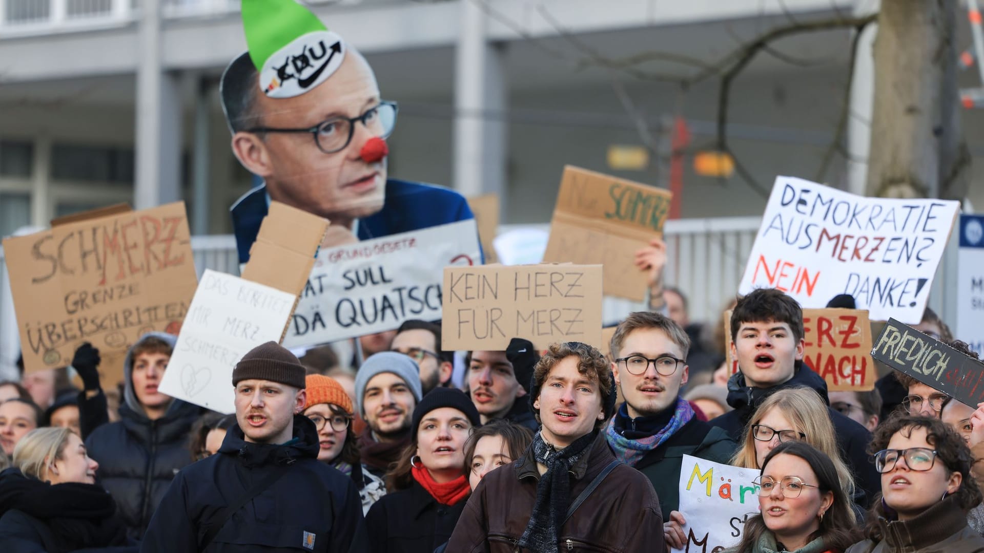 Merz und Wüst besuchen Krankenhaus - Demo