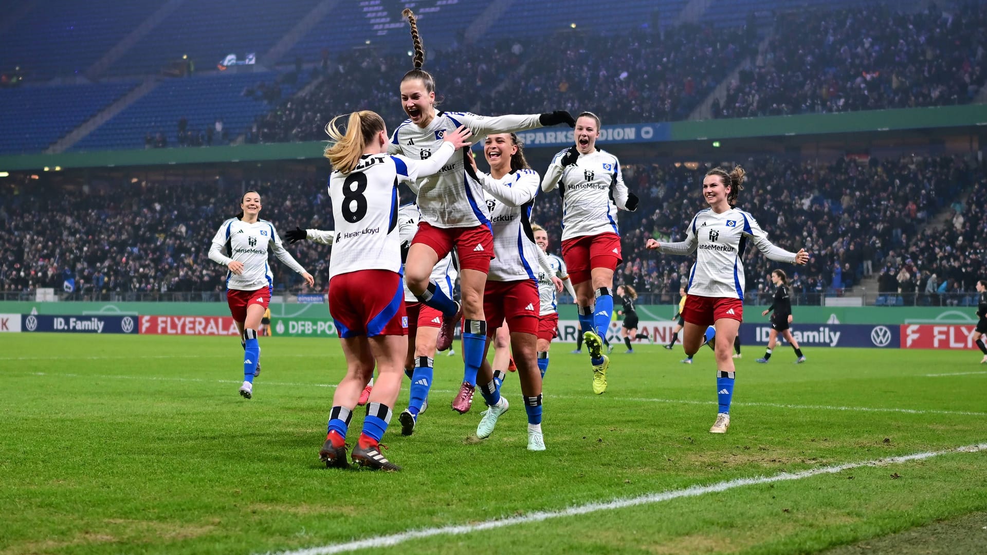 Große Euphorie bei den HSV-Frauen: Das Team trifft Ende März im Pokal-Halbfinale im Volksparkstadion auf den Nord-Rivalen Werder Bremen.