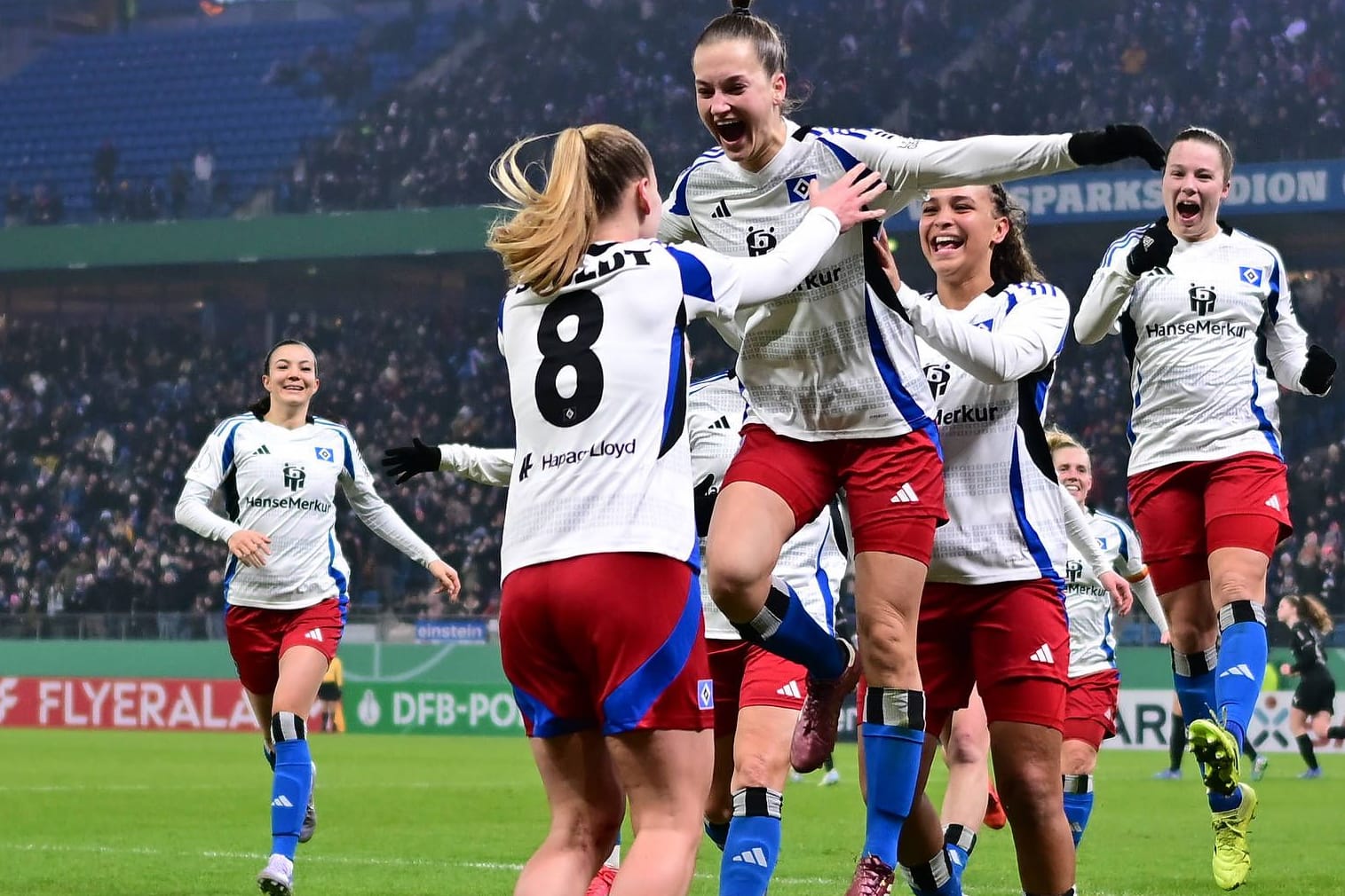 Große Euphorie bei den HSV-Frauen: Das Team trifft Ende März im Pokal-Halbfinale im Volksparkstadion auf den Nord-Rivalen Werder Bremen.