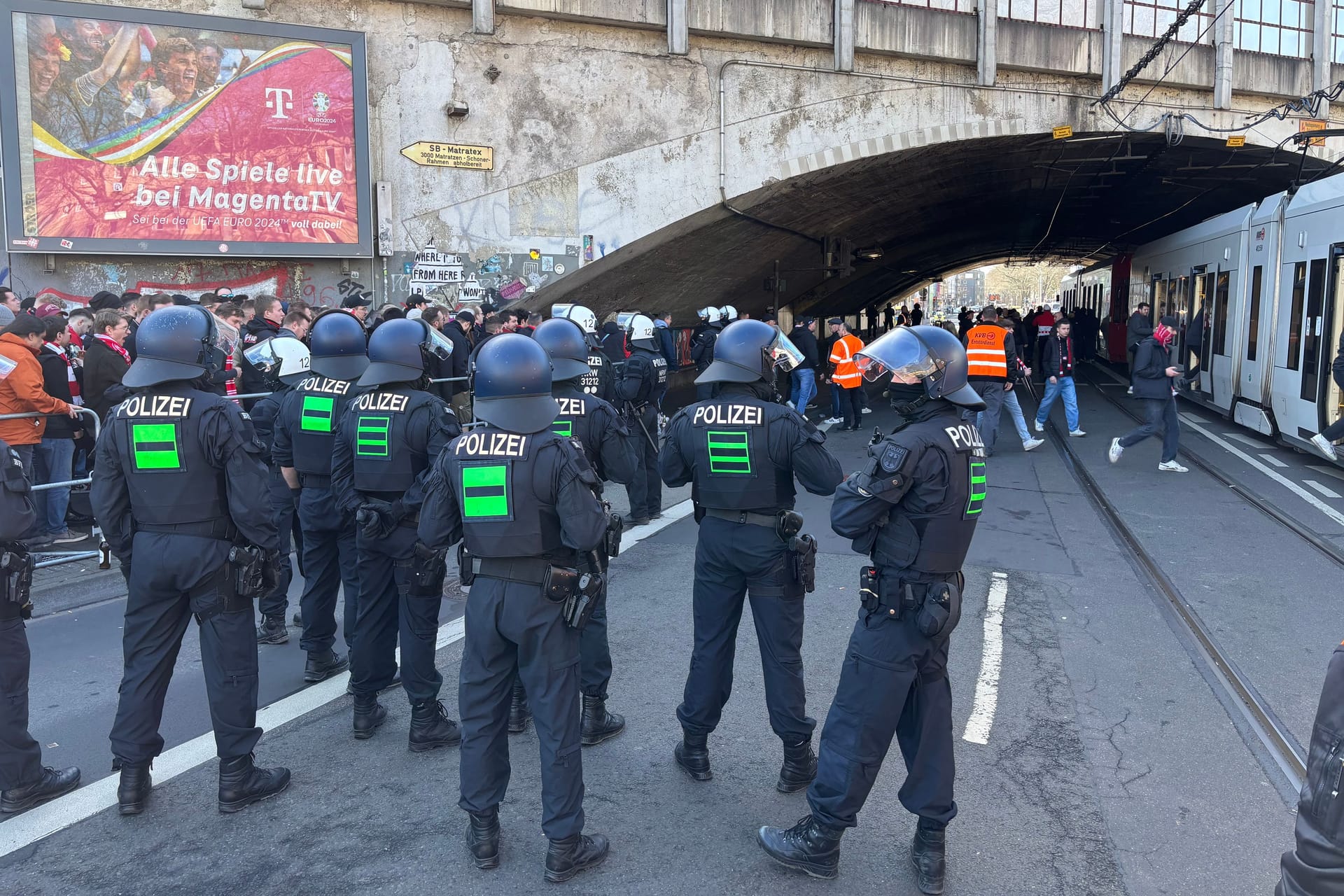 Polizei in Köln im Einsatz: Auf die aktive Fanszene muss die Fortuna beim Derby verzichten.