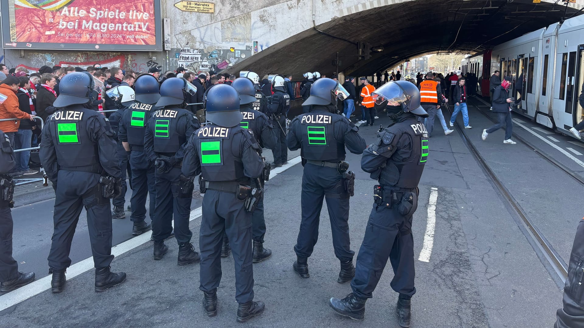 Polizei in Köln im Einsatz: Auf die aktive Fanszene muss die Fortuna beim Derby verzichten.