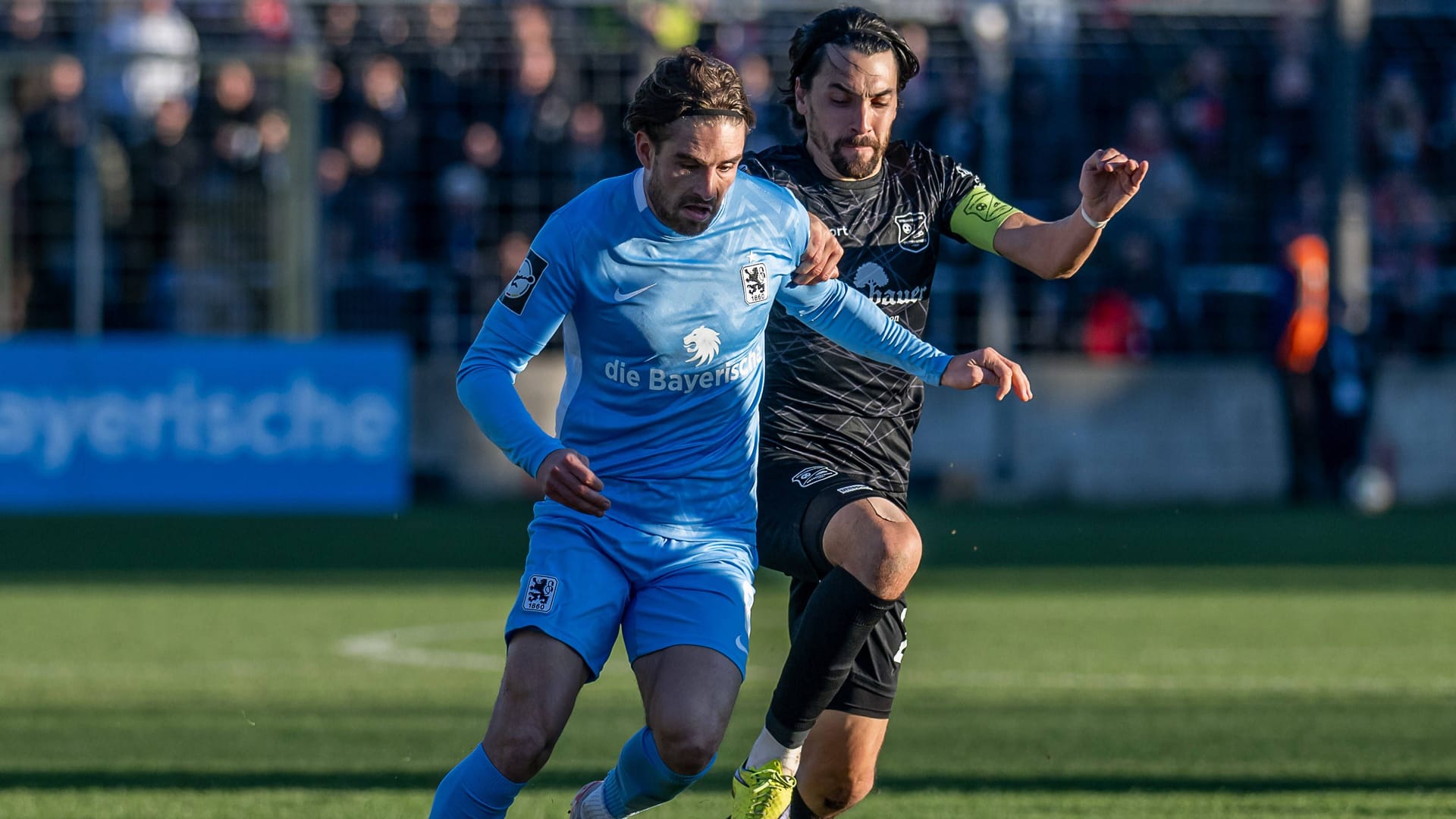 David Philipp (l.) im Zweikampf mit Haching-Kapitän Markus Schwabl (r.): Im Hinspiel trennten sich beide Teams 2:2-Unentschieden.