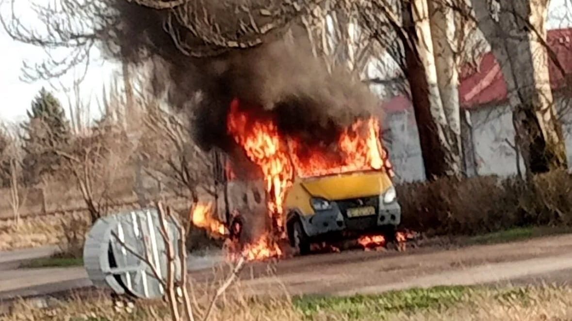 Dieses Foto soll den brennenden Bus zeigen. Offenbar hatte eine russische Drohne einen Sprengsatz durch das geöffnete Dach eines Minibusses geworfen.