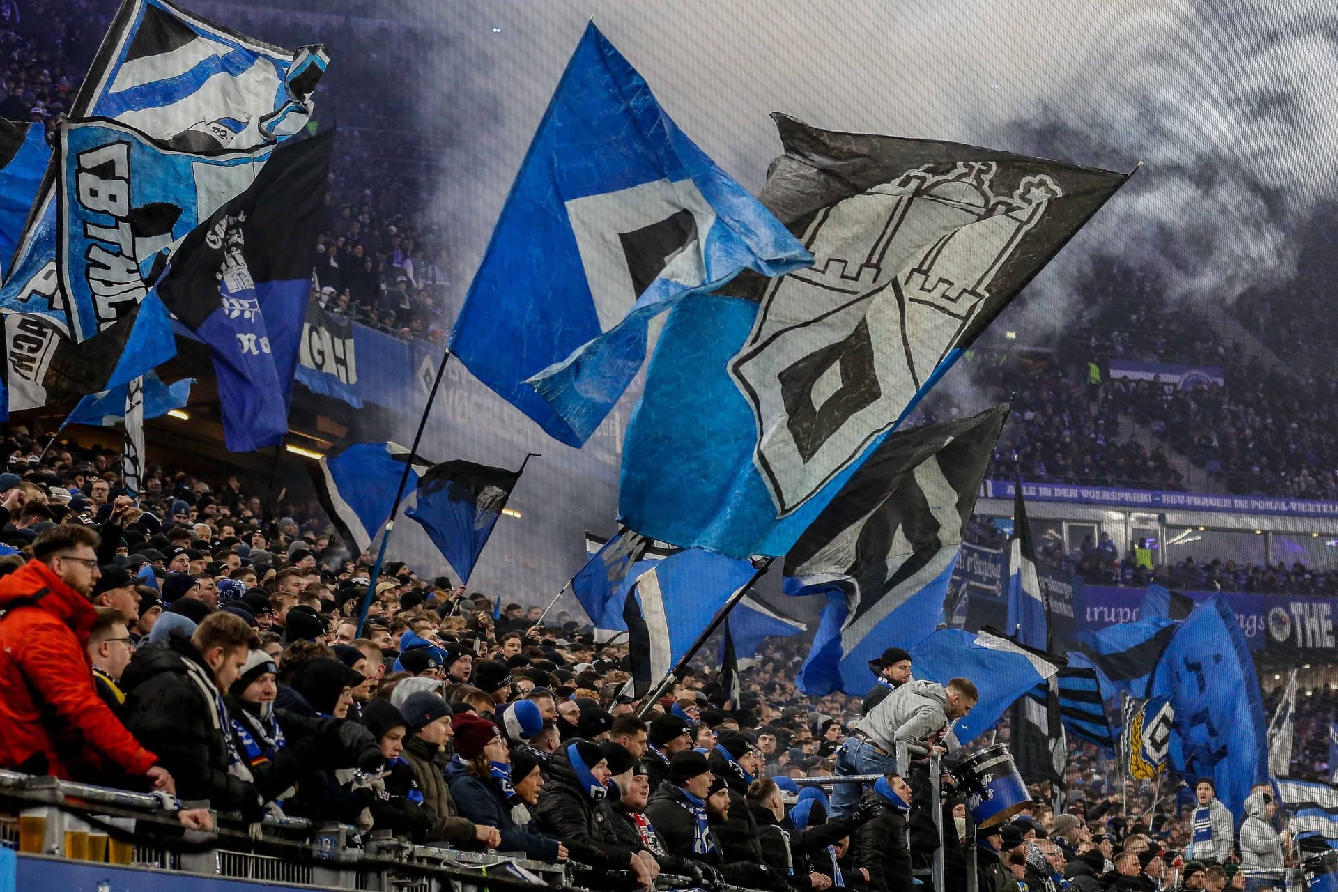 HSV-Fans halten Fahnen auf der Nordtribüne (Archivbild): Am 12. Februar spielen die Zweitliga-Frauen erstmals im Volksparkstadion. HSV-Fans halten Fahnen auf der Nordtribüne (Archivbild): Am 12. Februar spielen die Zweitliga-Frauen erstmals im Volksparkstadion.