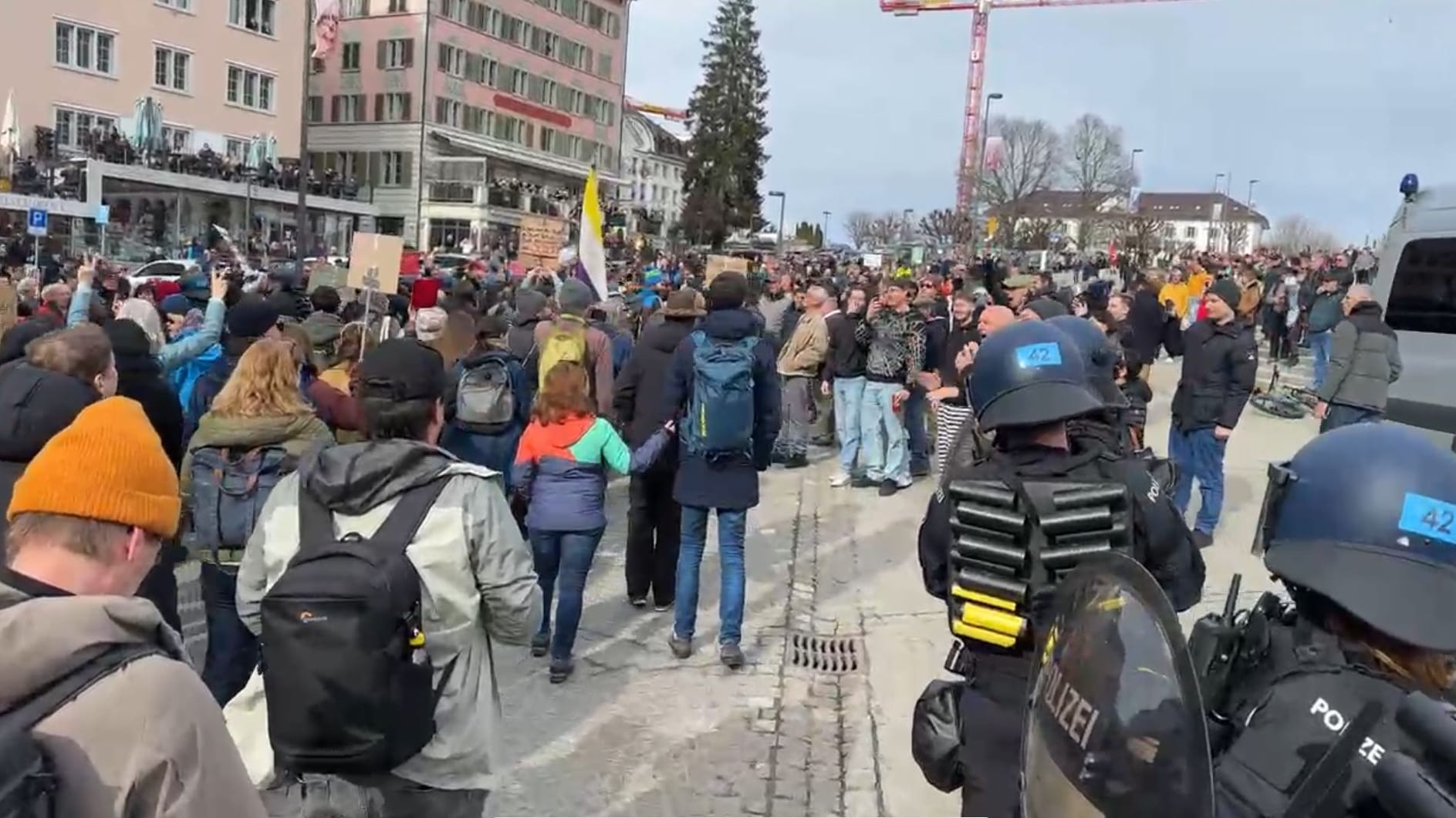 Demo gegen Alice Weidel: Angesichts von angekündigtem Gegenprotest war die Schweizer Polizei in Einsiedeln mit einem größeren Aufgebot im Einsatz.