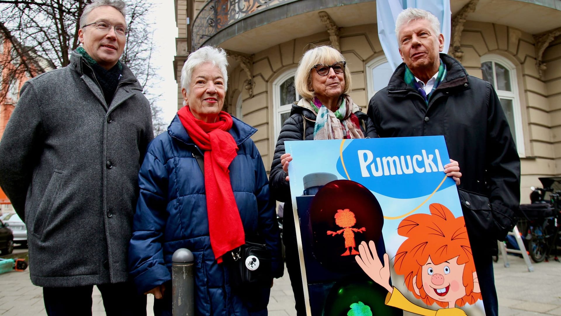 OB Dieter Reiter (rechts), Georg Dunkel, Ursula Bagnall (mit Brille) sowie Barbara von Johnson bei der feierlichen Eröffnung der Ampel am Donnerstag.