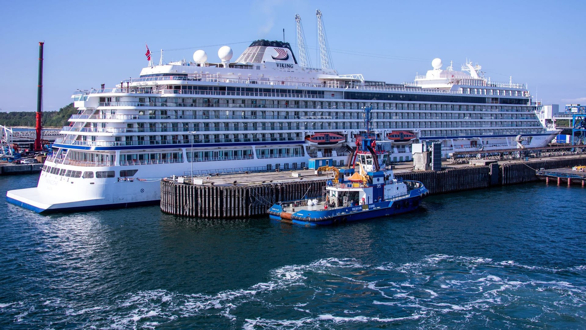 Kreuzfahrtschiff im Hafen Mukran