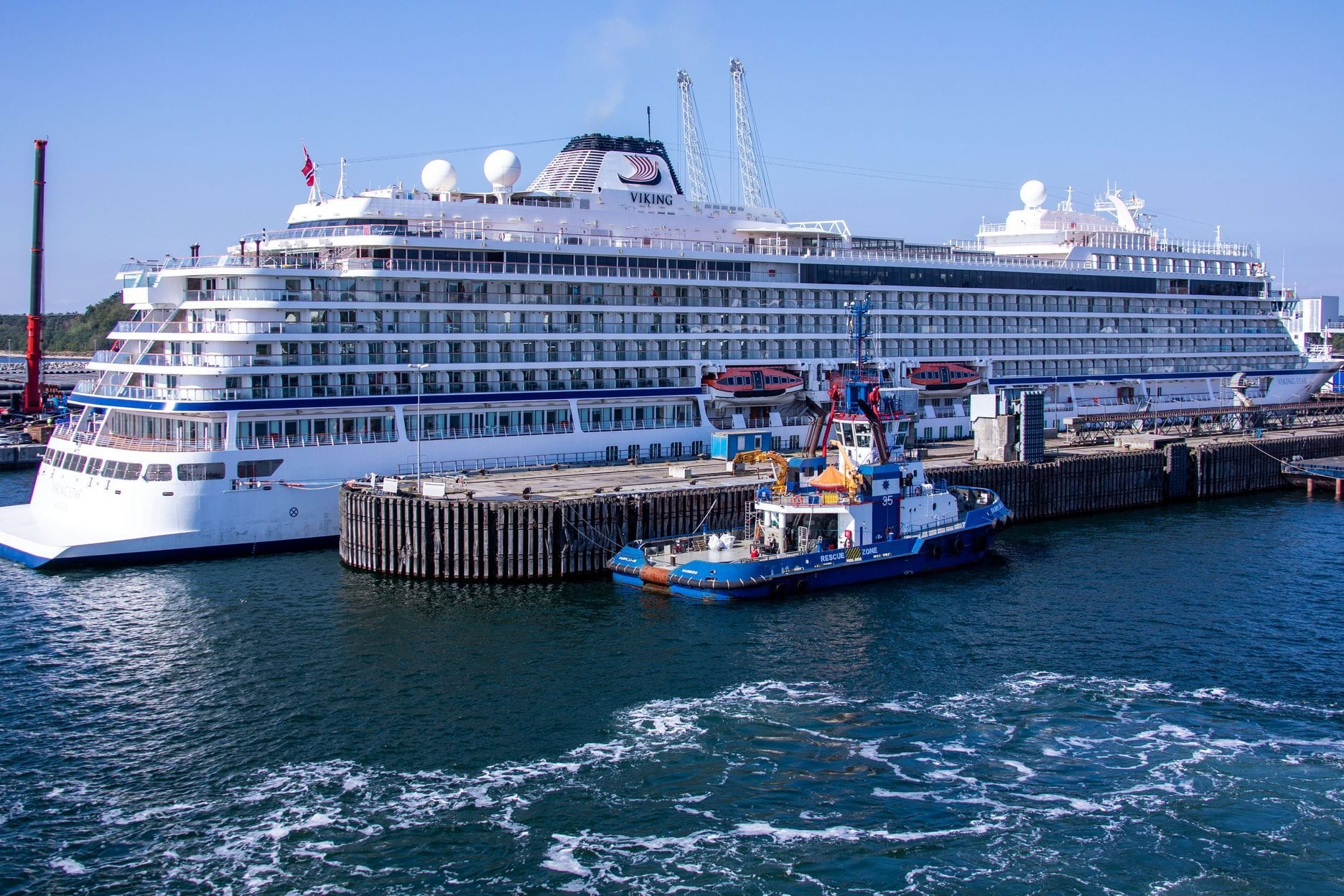 Kreuzfahrtschiff im Hafen Mukran