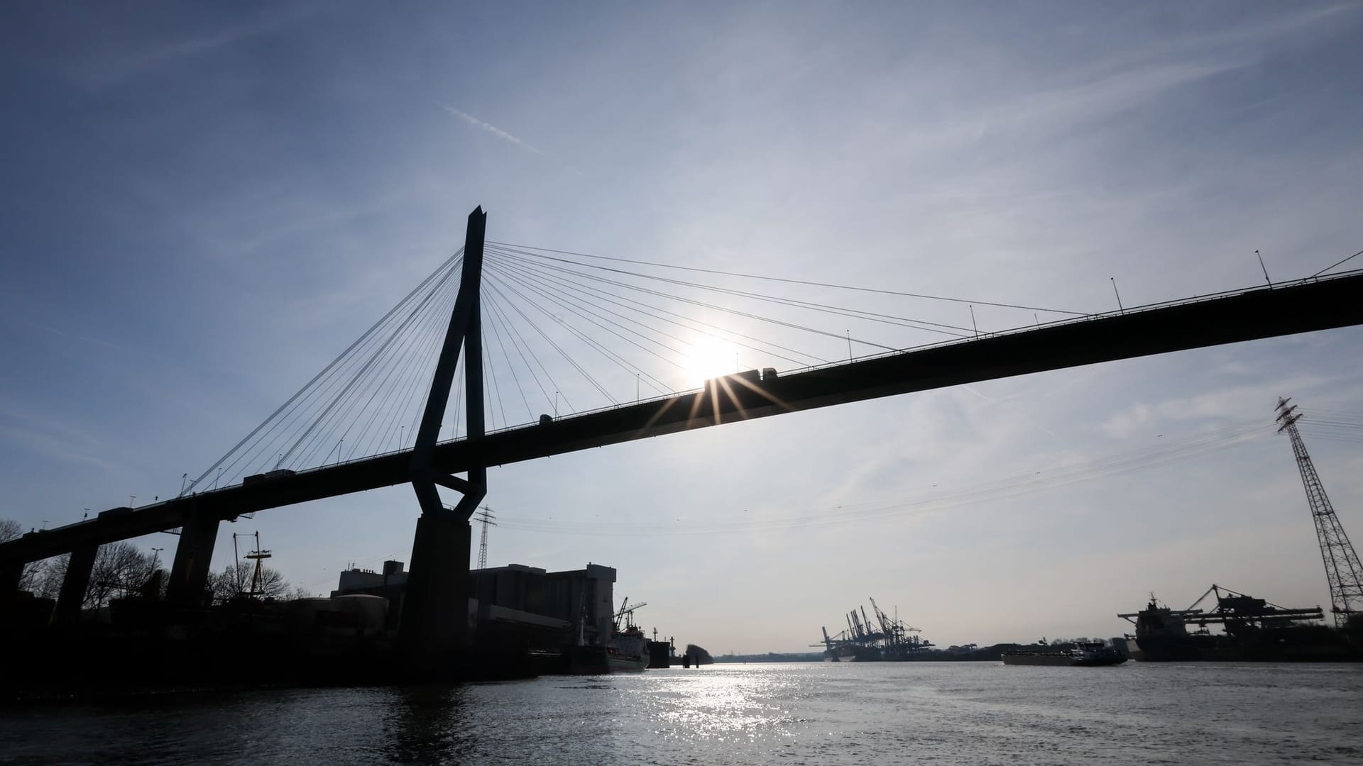 Die Köhlbrandbrücke in Hamburg: Der Neubau des Wahrzeichens im Hafen soll Ende der 2030er Jahre fertig werden.