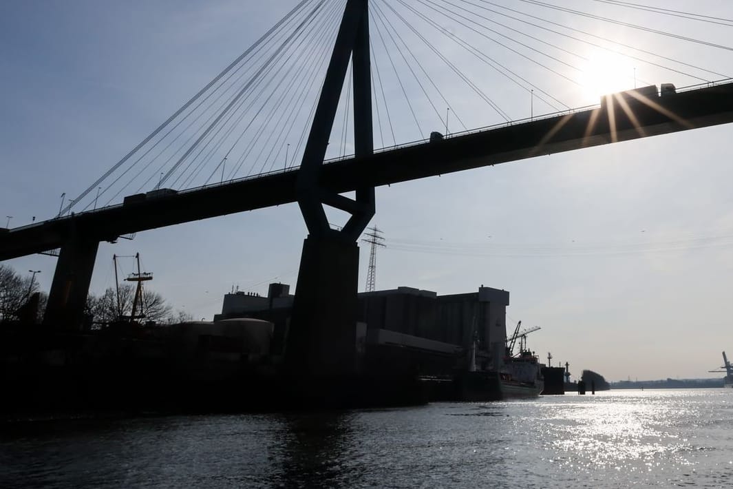 Die Köhlbrandbrücke in Hamburg: Der Neubau des Wahrzeichens im Hafen soll Ende der 2030er Jahre fertig werden.