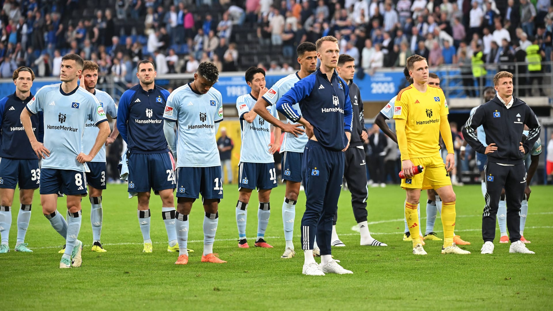 Hängende Köpfe bei den HSV-Profis (Archivbild): Im Mai 2024 verspielten sie in Paderborn wieder einmal den Aufstieg.