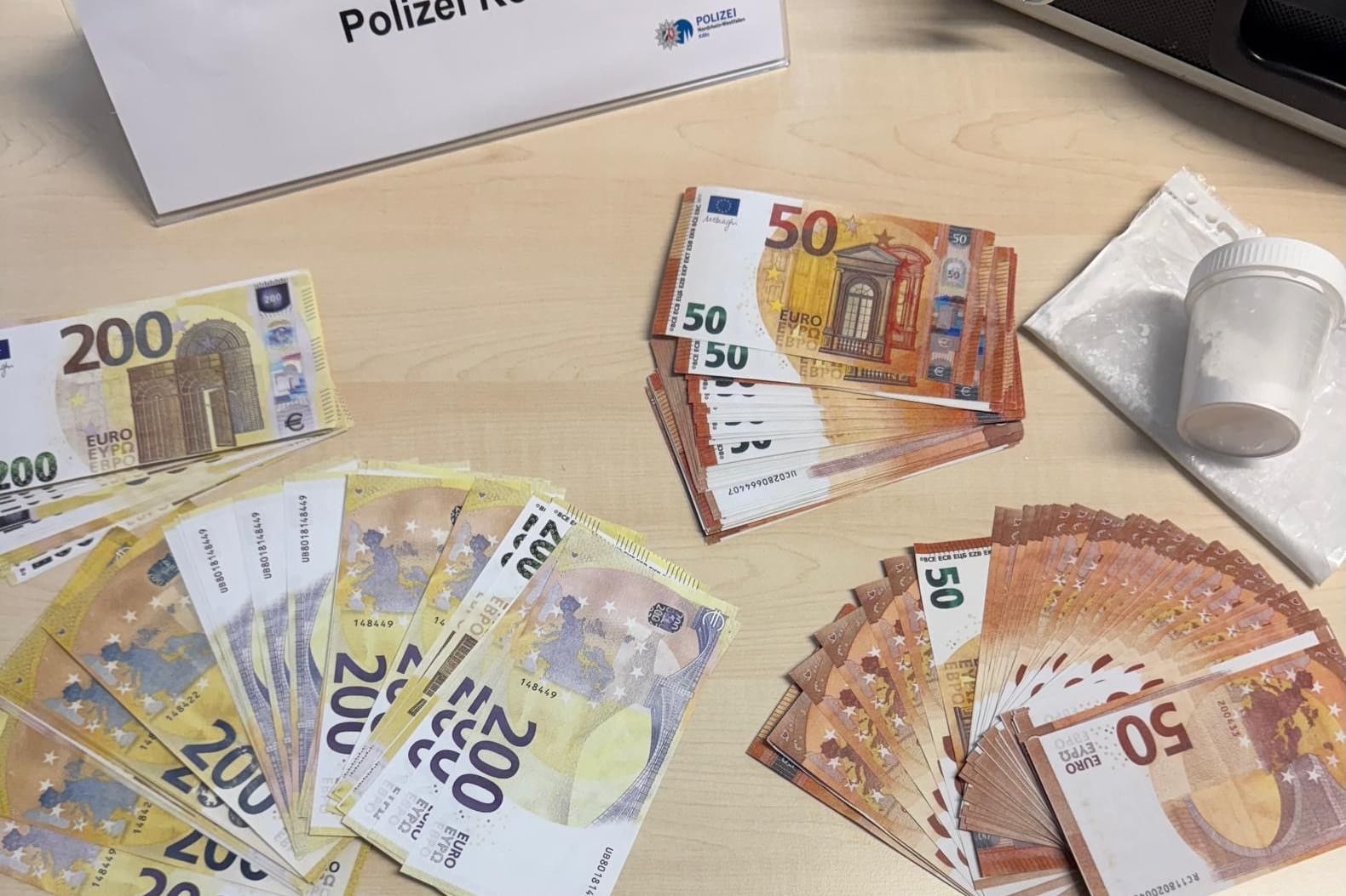 Falschgeld liegt auf einem Tisch: Die Polizei hat einen Bahnreisenden mit Bargeld erwischt.