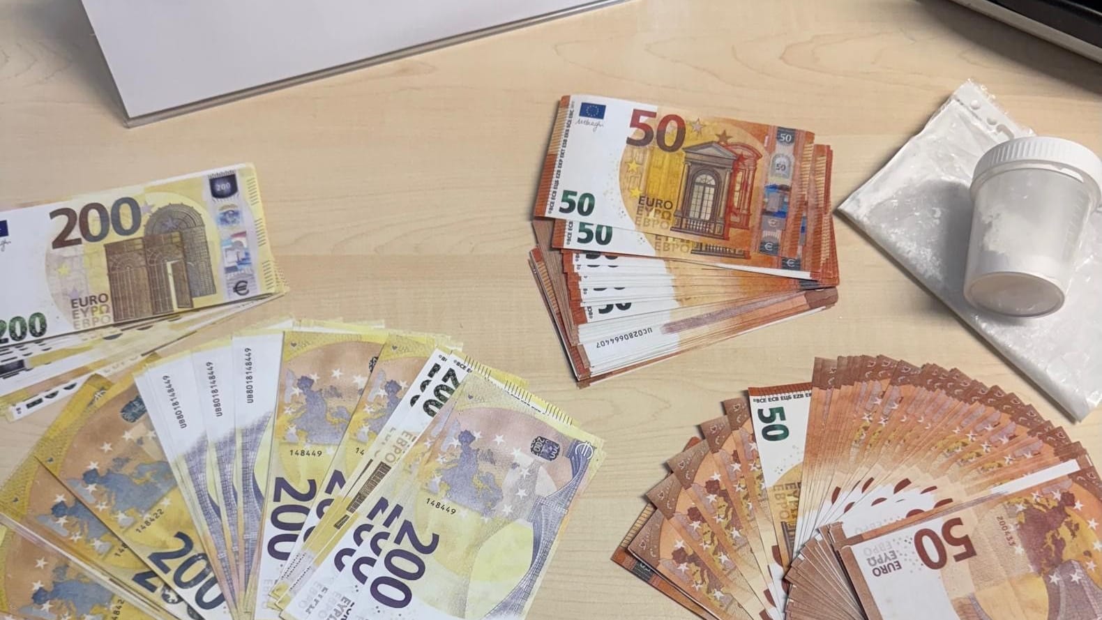 Falschgeld liegt auf einem Tisch: Die Polizei hat einen Bahnreisenden mit Bargeld erwischt.