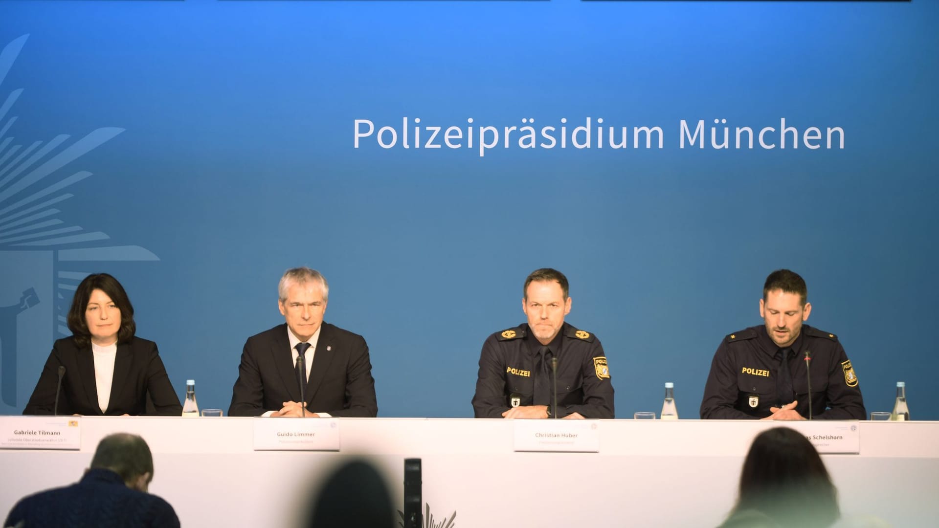 München: Gabriele Tilmann (von links nach rechts), Leitende Oberstaatsanwältin der Bayerischen Zentralstelle zur Bekämpfung von Extremismus und Terrorismus ZET, Guido Limmer, Polizeivizepräsident, Christian Huber, Polizeivizepräsident PP München, und Thomas Schelshorn, Pressesprecher PP München, geben eine Pressekonferenz.