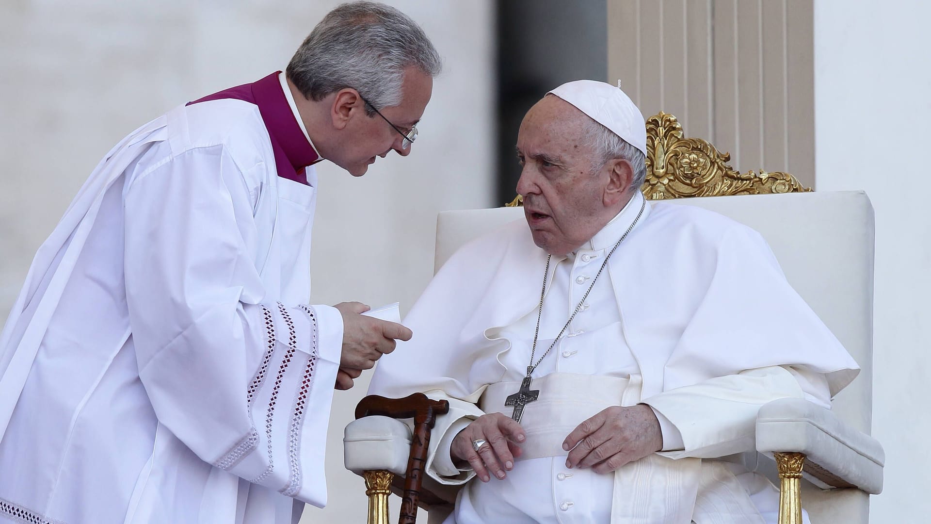 Papst Franziskus leitet die Messe anlässlich des 10. Weltfamilientreffens, das von Kardinal Kevin J. Farrell auf dem Petersplatz im Vatikan gefeiert wird. Er ist der aktuelle Camerlengo.