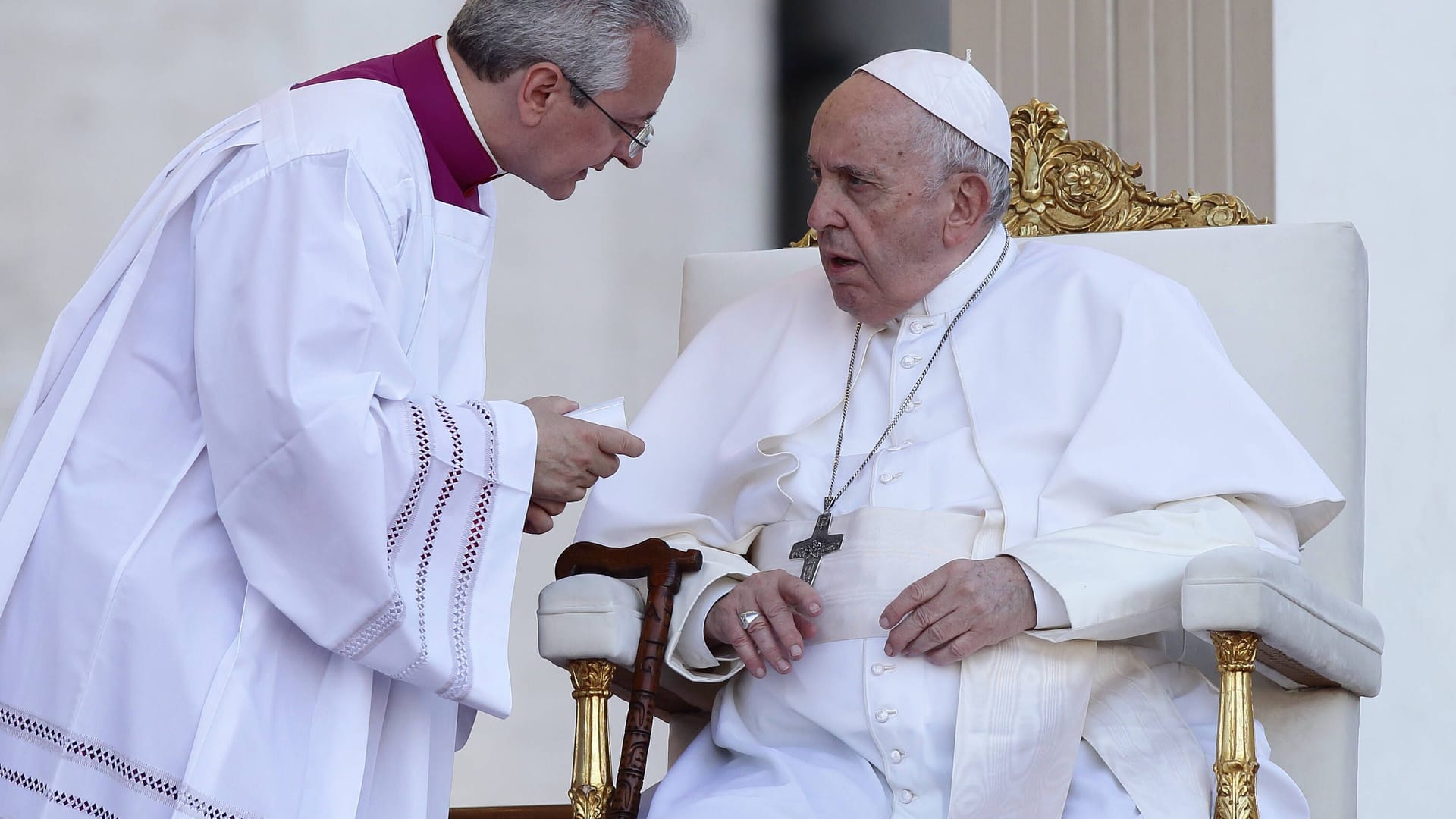 Papst Franziskus leitet die Messe anlässlich des 10. Weltfamilientreffens, das von Kardinal Kevin J. Farrell auf dem Petersplatz im Vatikan gefeiert wird. Er ist der aktuelle Camerlengo.