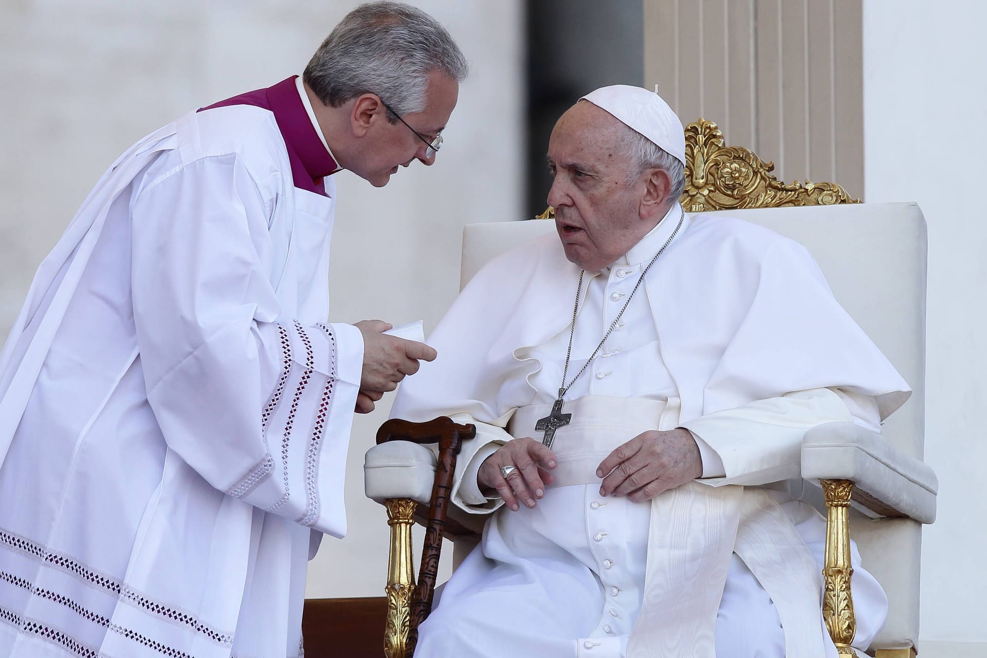 Papst Franziskus leitet die Messe anlässlich des 10. Weltfamilientreffens, das von Kardinal Kevin J. Farrell auf dem Petersplatz im Vatikan gefeiert wird. Er ist der aktuelle Camerlengo.