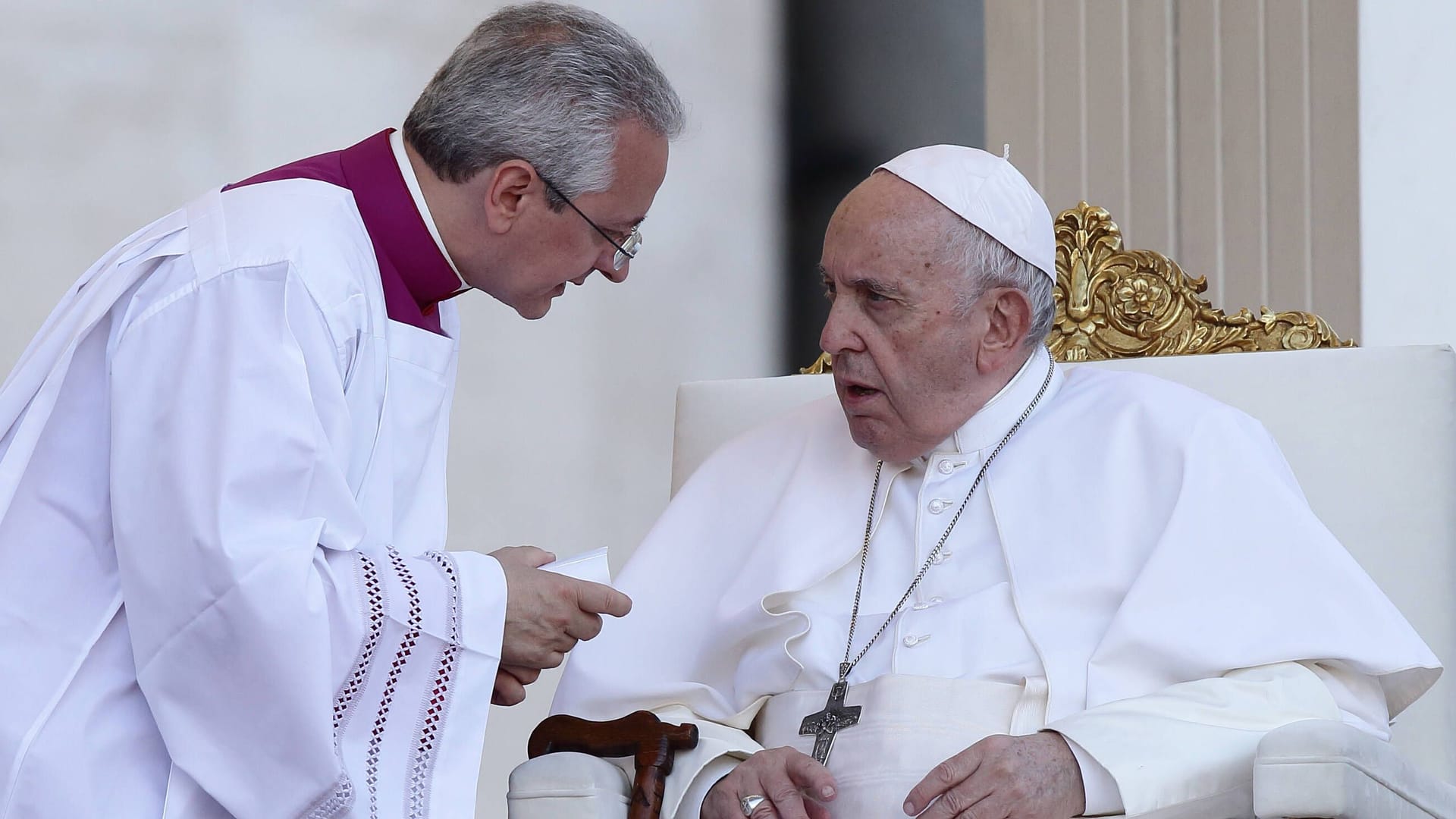 Papst Franziskus leitet die Messe anlässlich des 10. Weltfamilientreffens, das von Kardinal Kevin J. Farrell auf dem Petersplatz im Vatikan gefeiert wird. Er ist der aktuelle Camerlengo.