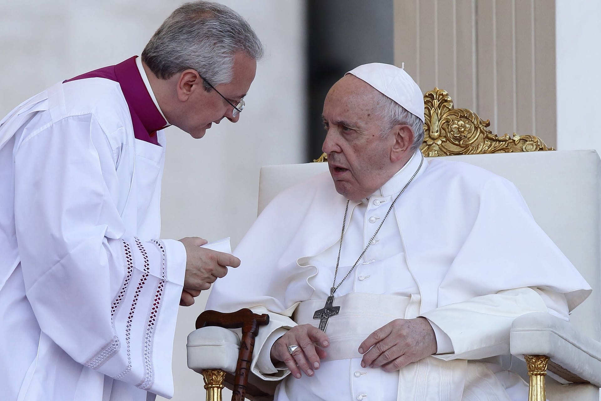 Papst Franziskus leitet die Messe anlässlich des 10. Weltfamilientreffens, das von Kardinal Kevin J. Farrell auf dem Petersplatz im Vatikan gefeiert wird. Er ist der aktuelle Camerlengo.