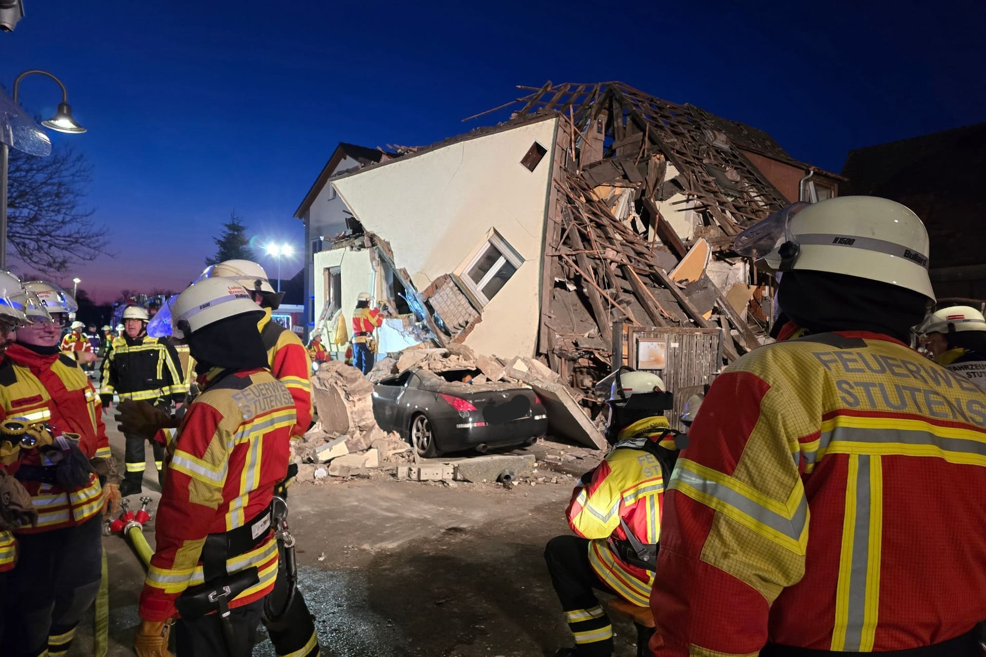 Mann steckt in Trümmern eines Einfamilienhauses fest