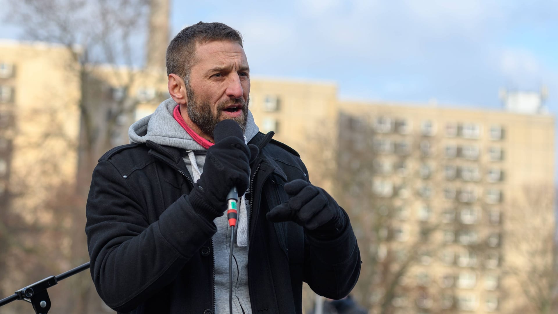 Umweltaktivist Tadzio Mueller hält eine Rede zum einjährigen Geburtstag von "Fridays For Future" in Berlin