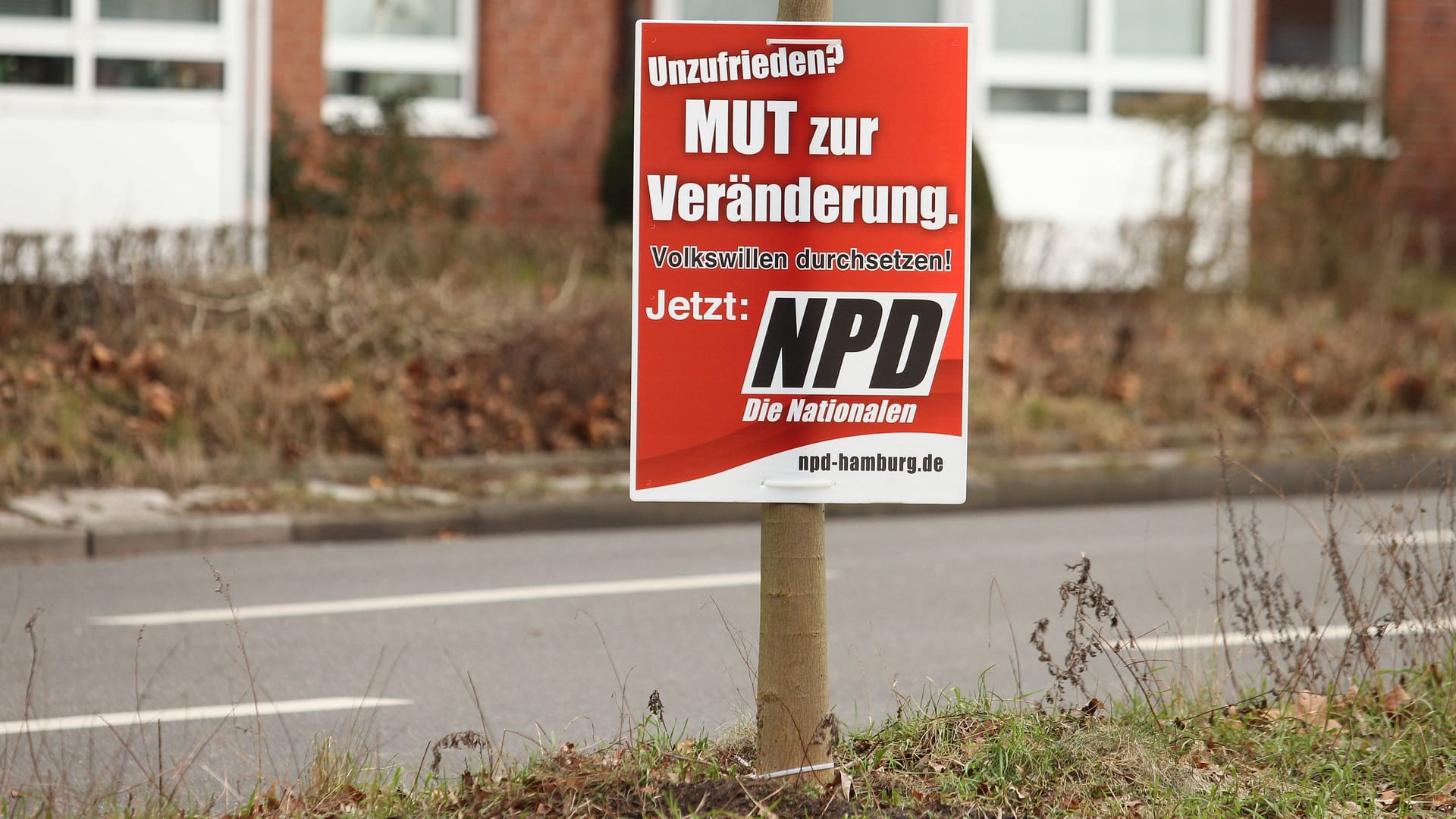 Ein Wahlplakat vom Landesverband der "Nationaldemokratischen Partei Deutschlands" (NPD): Die Sie kandidiert bei der Bürgerschaftswahl in Hamburg.