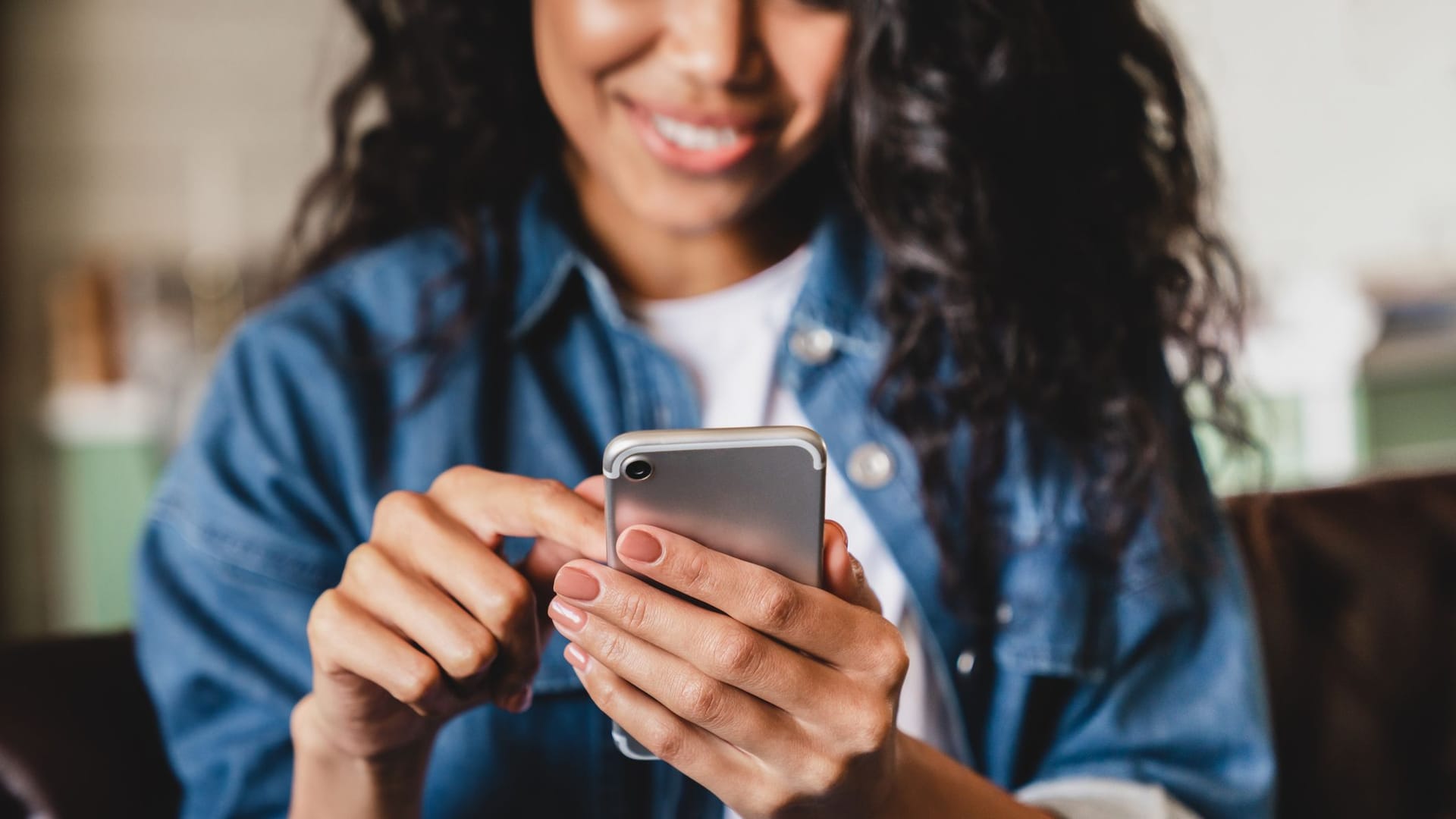 Frau tippt auf ihrem Smartphone