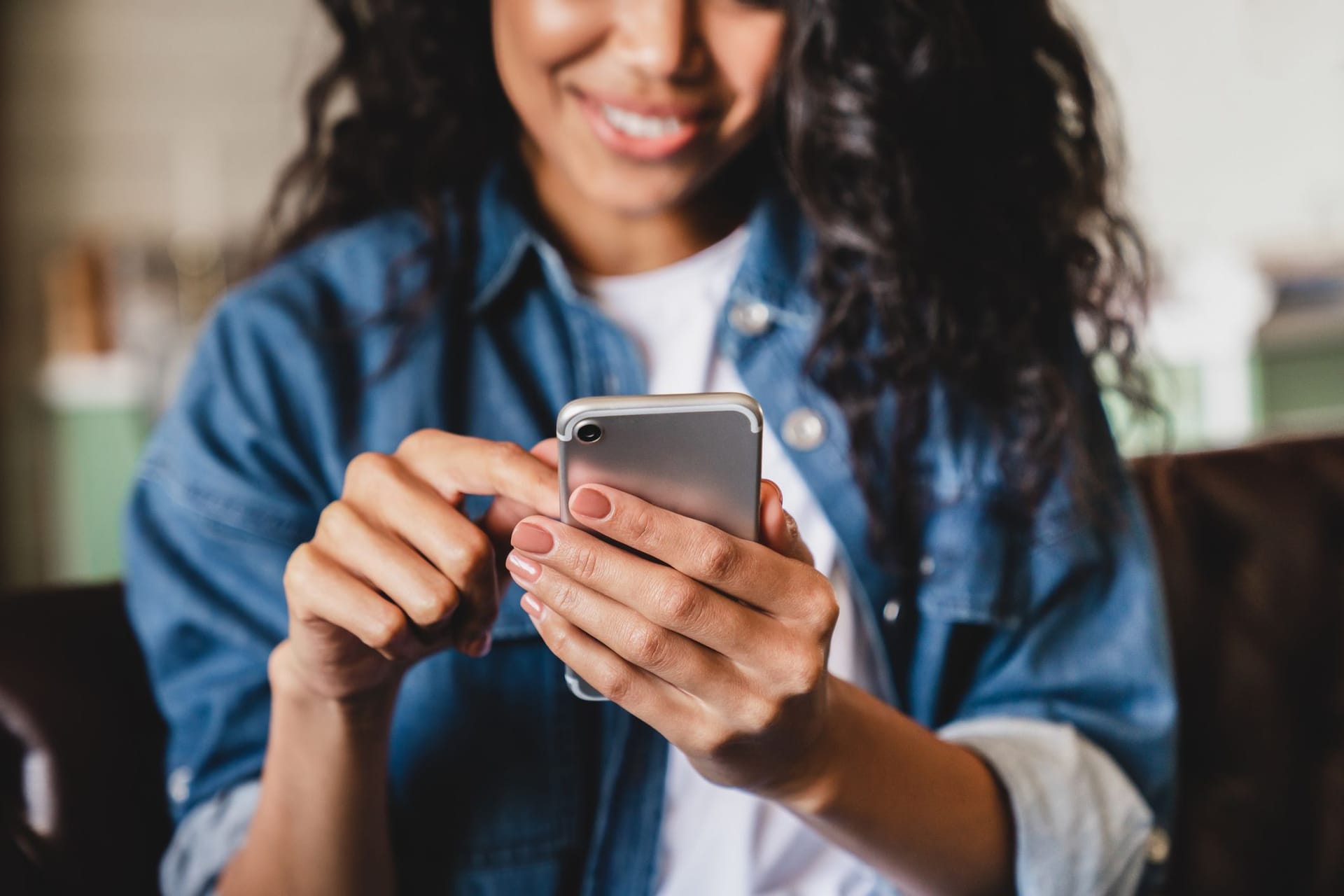 Frau tippt auf ihrem Smartphone