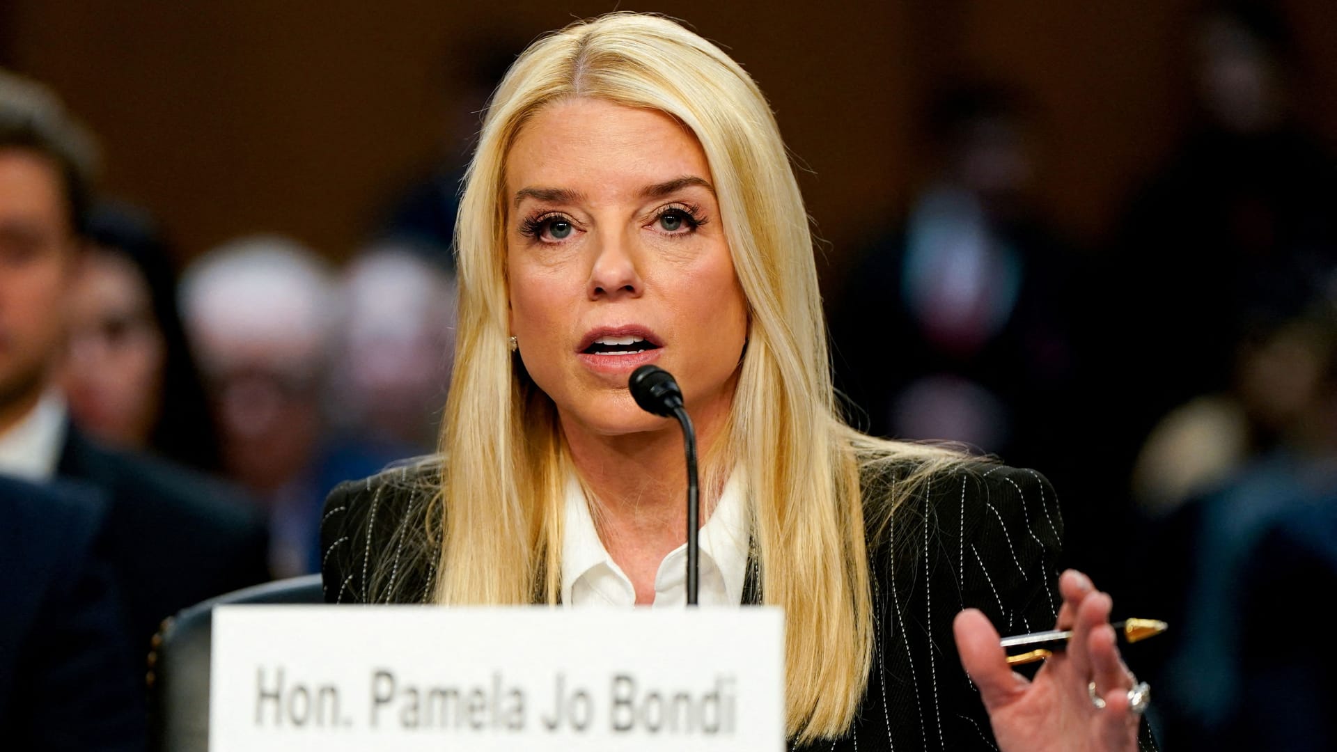 Pam Bondi bei ihrer Anhörung als künftige Justizministerin im US-Senat: Erste umstrittene Maßnahmen.