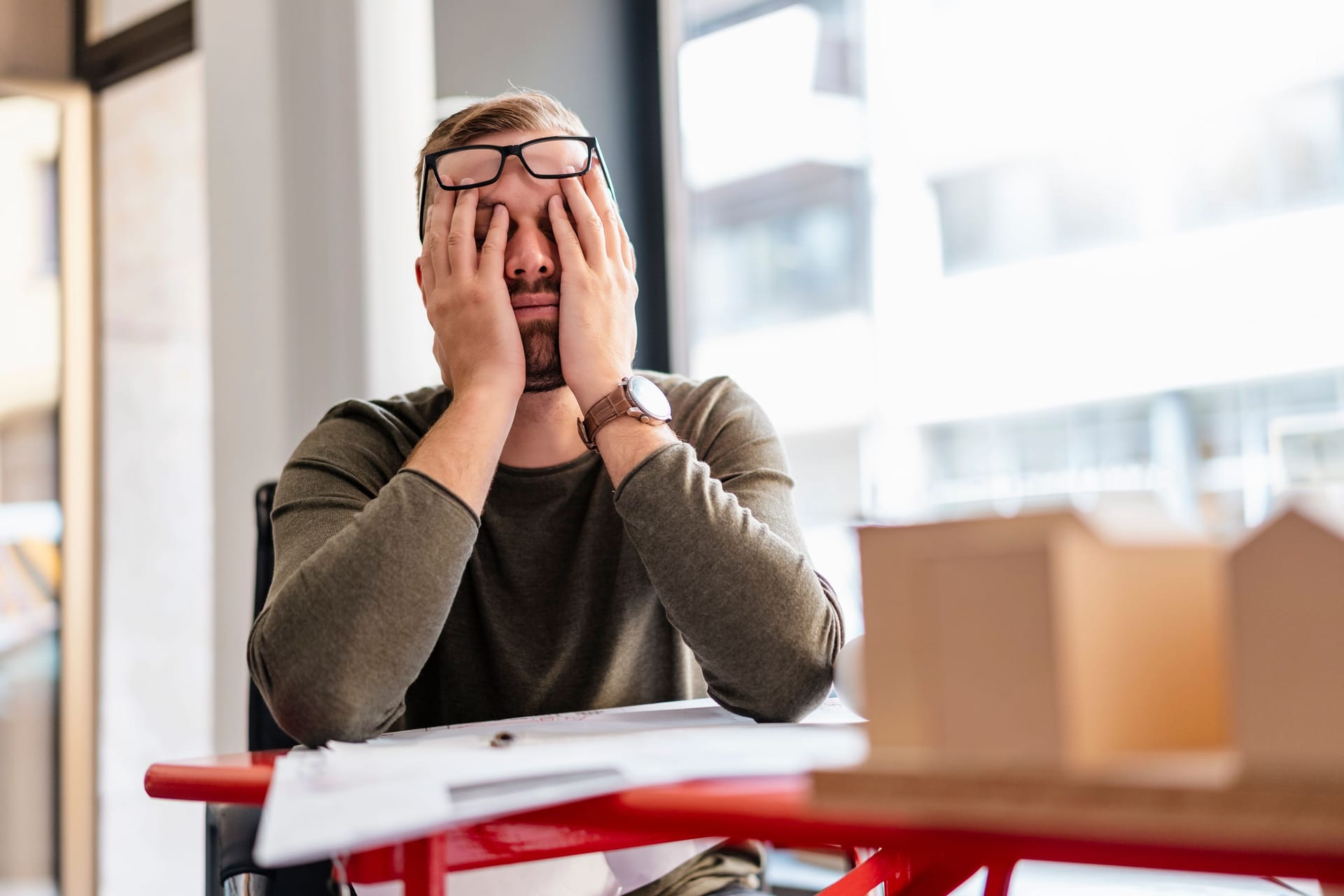 Mann wirkt erschöpft (Symbolbild): Depressionen und Burn-out können mit ähnlichen Symptomen einhergehen.