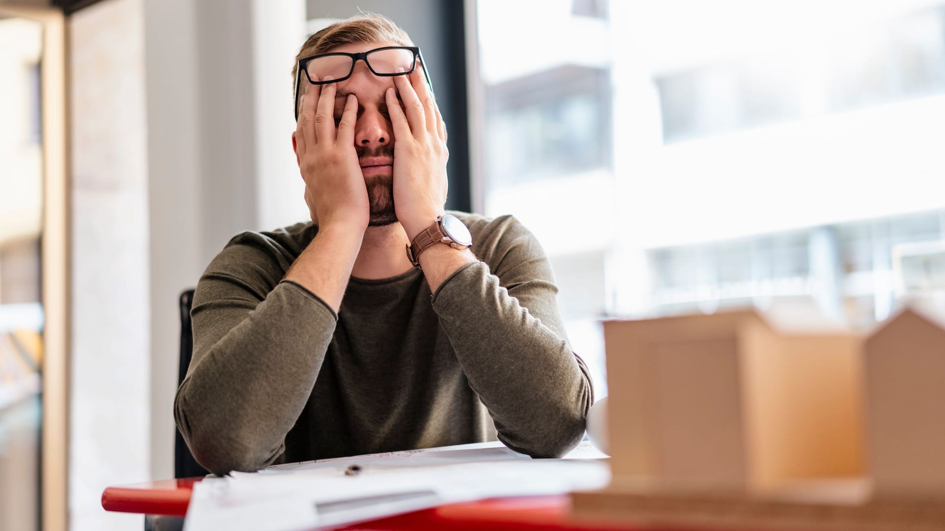 Mann wirkt erschöpft (Symbolbild): Depressionen und Burn-out können mit ähnlichen Symptomen einhergehen.